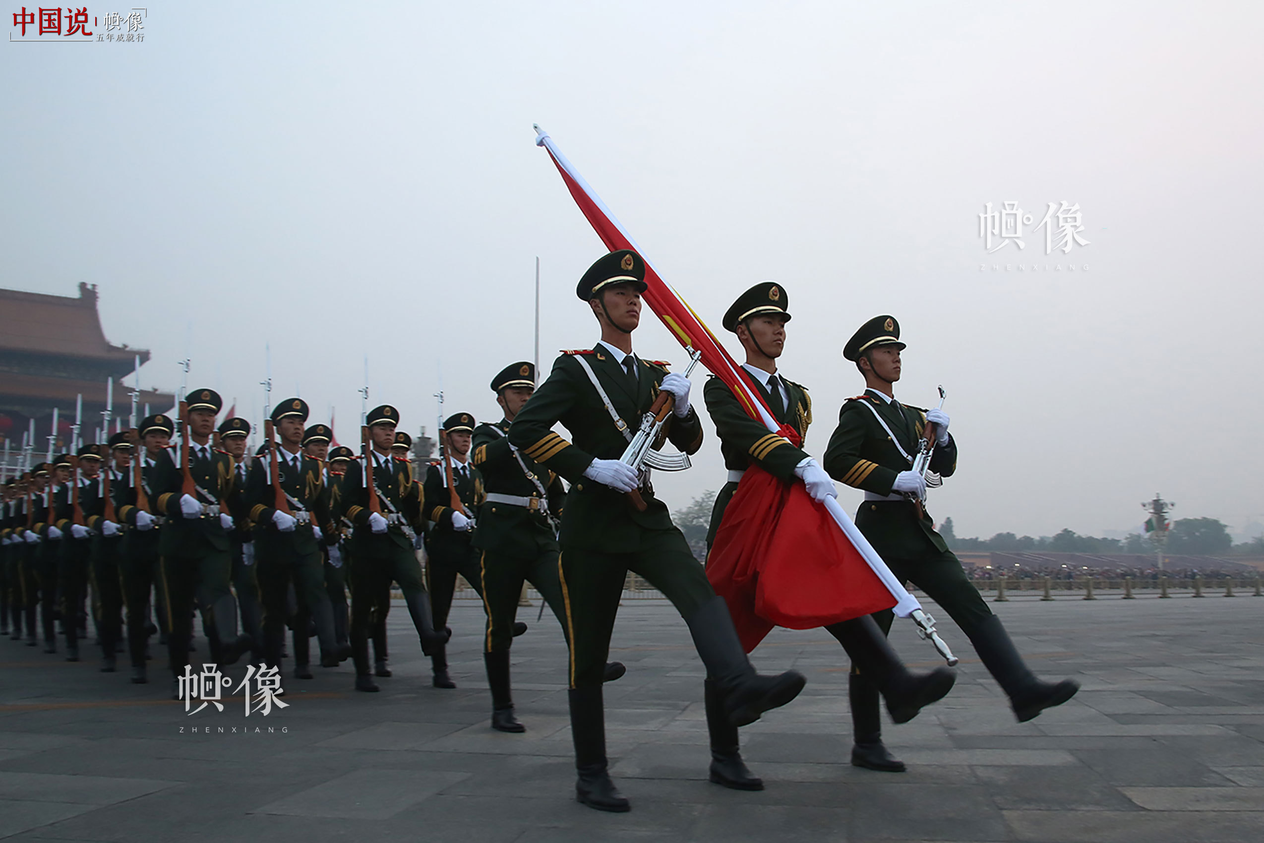 升旗方隊正步通過長安街。李超供圖