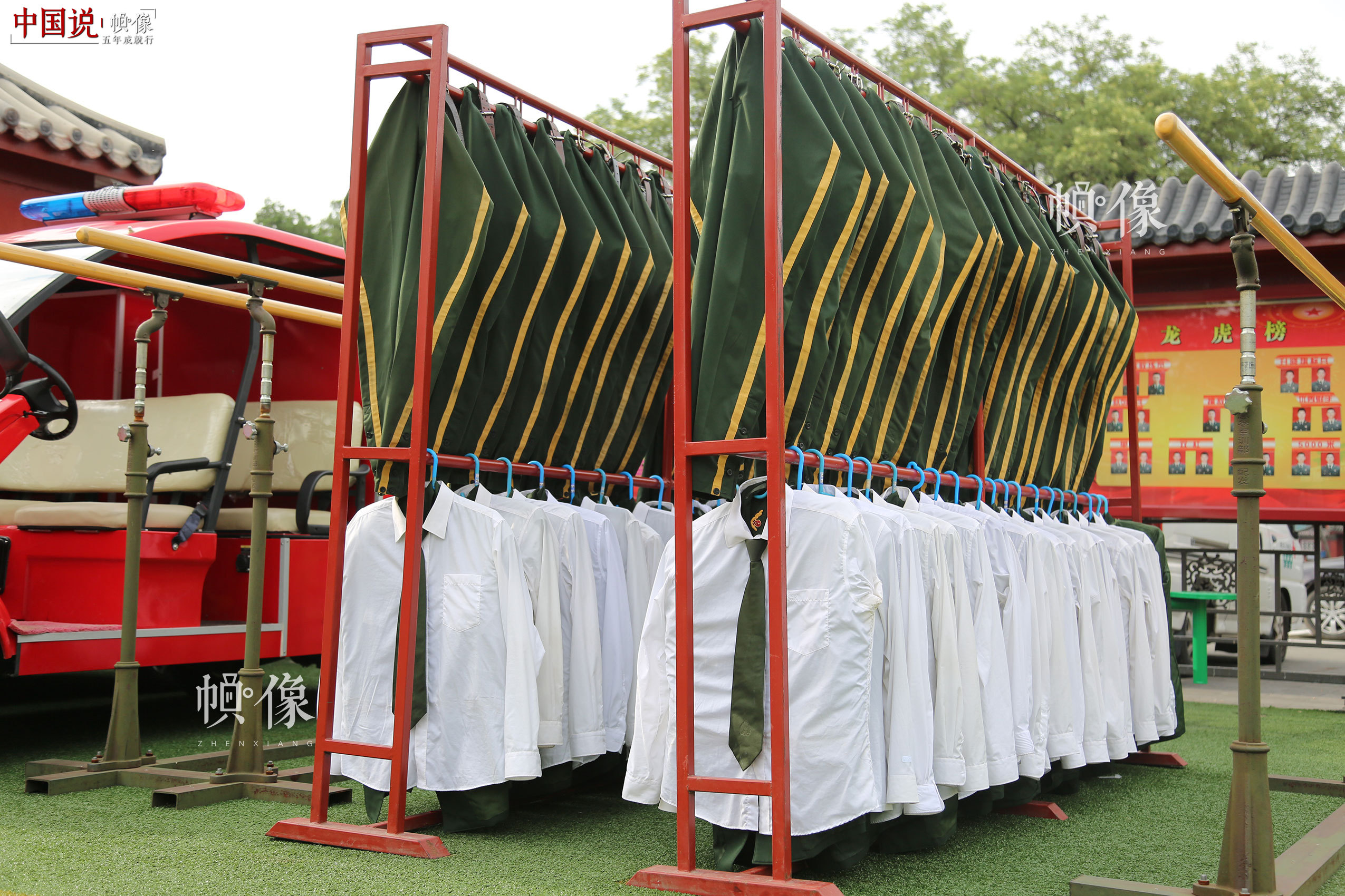 2017年7月28日，北京，国旗护卫队员汗水浸透的军装被整齐地挂在架子上晾晒。中国网记者 高南 摄