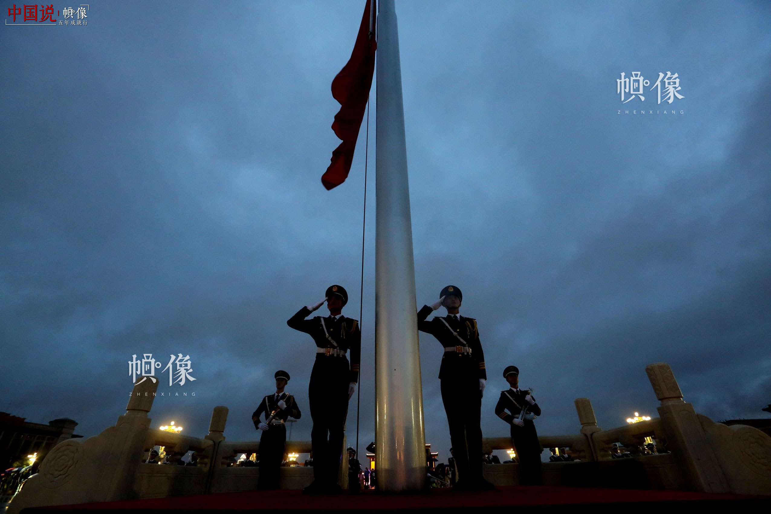 2016年7月21日，北京地区强降特大暴雨，武警天安门警卫支队国旗护卫队队员不惧风雨圆满完成天安门广场降旗任务。李超供图