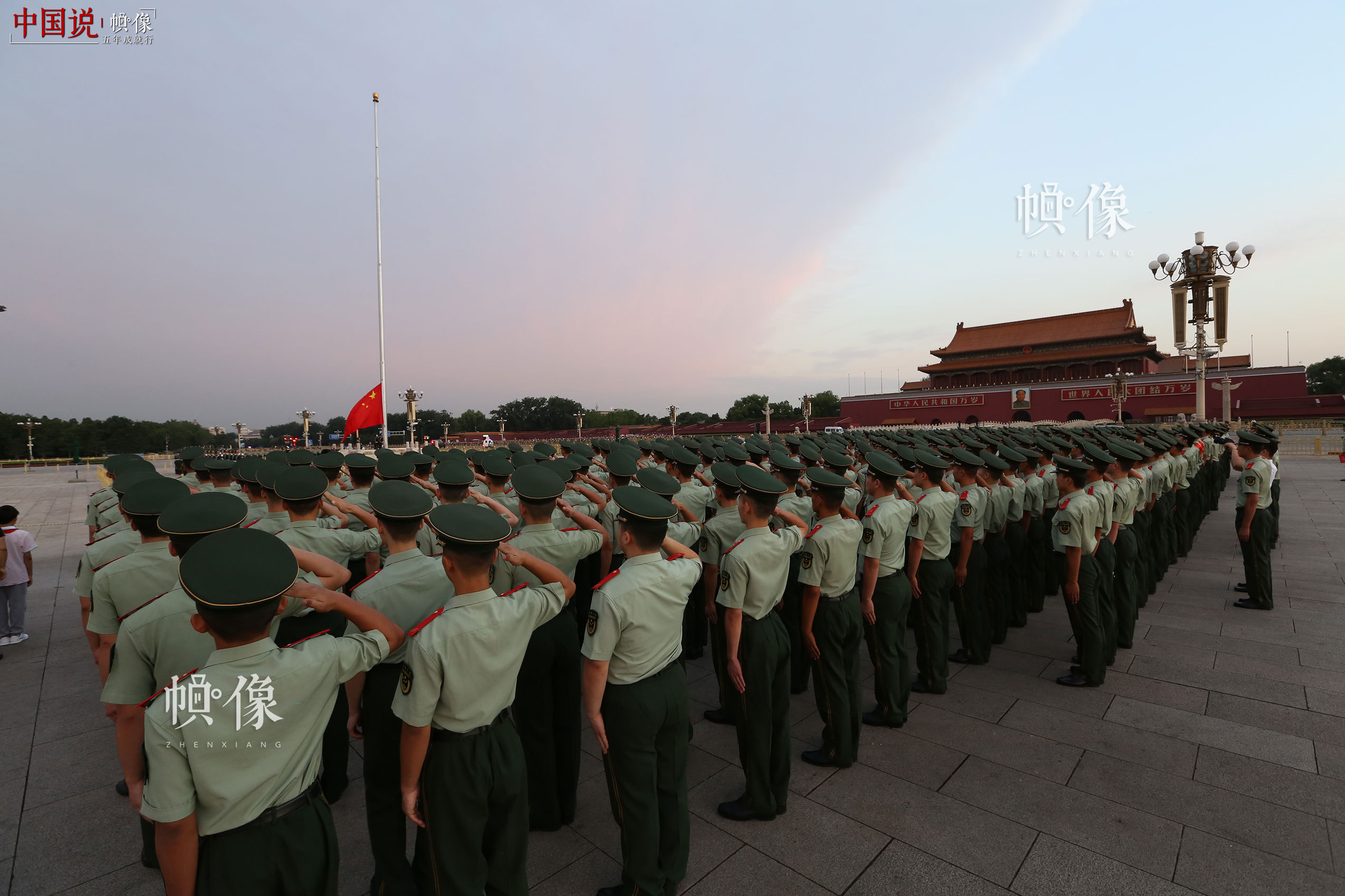 2016年8月30日武警天安门支队举行复退老兵向国旗敬礼仪式。李超供图