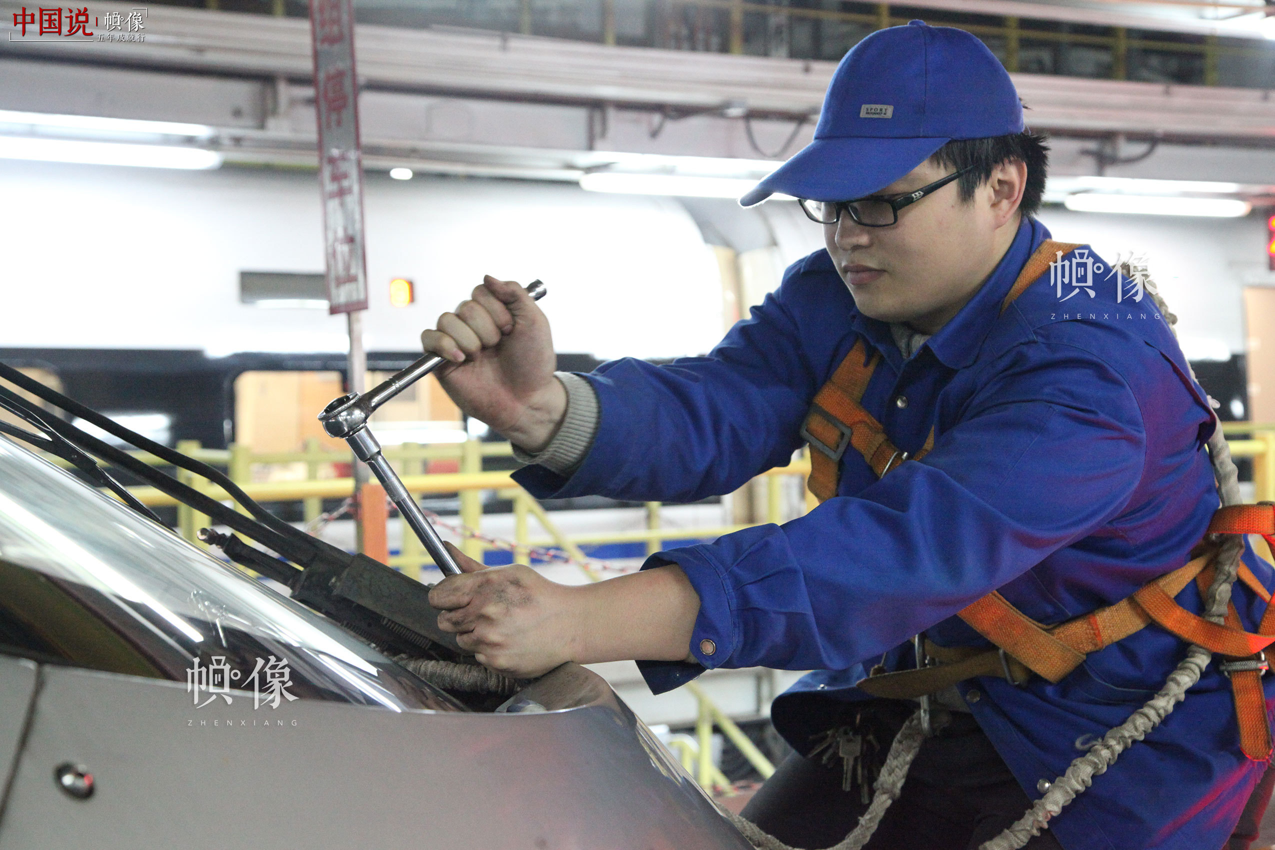 图为作业人员姜宇航更换雨刷器。北京动车段 李博 供图