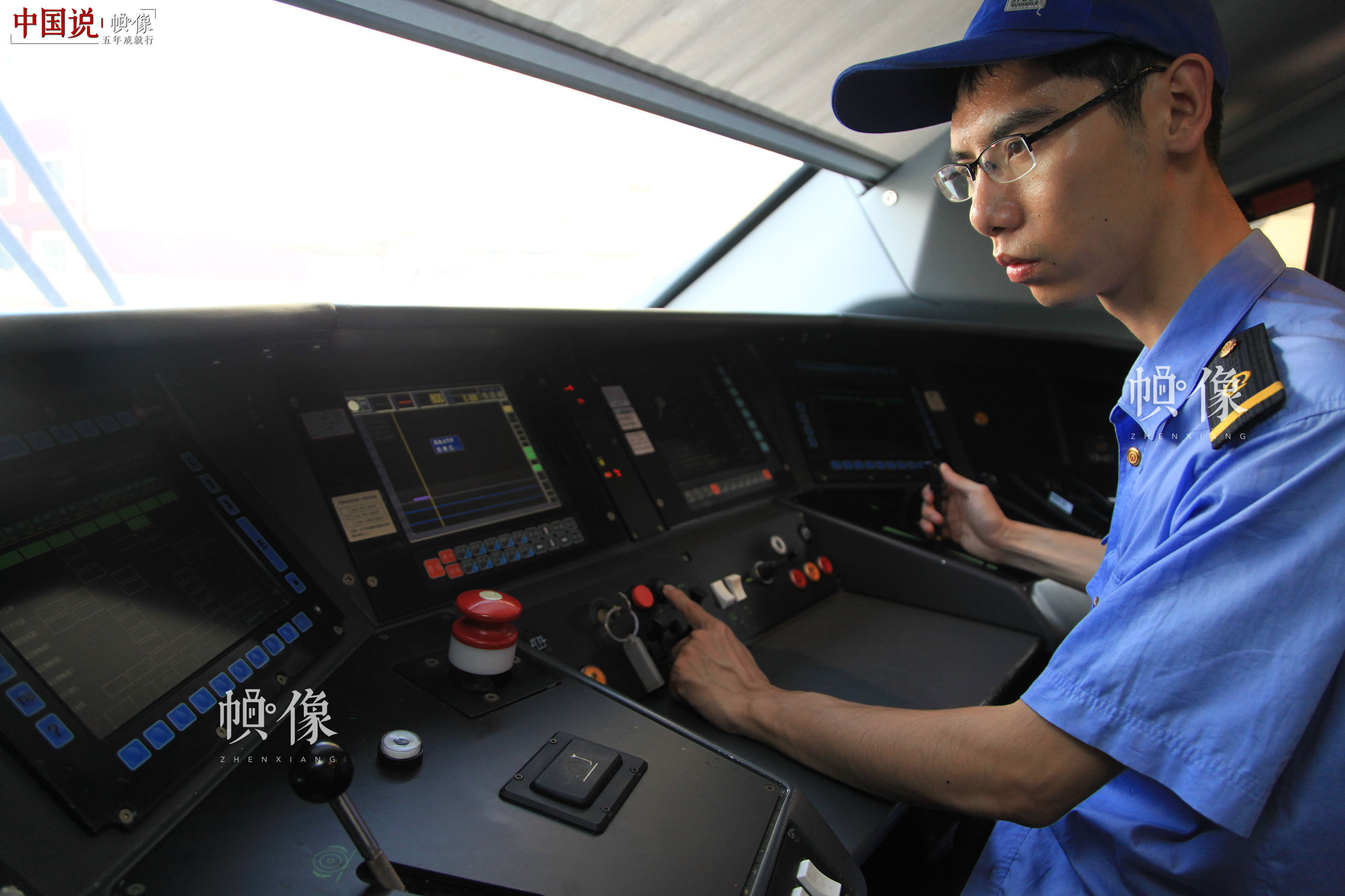 作业人员张朝舜对驾驶室操作系统进行检测。北京动车段 李博 供图