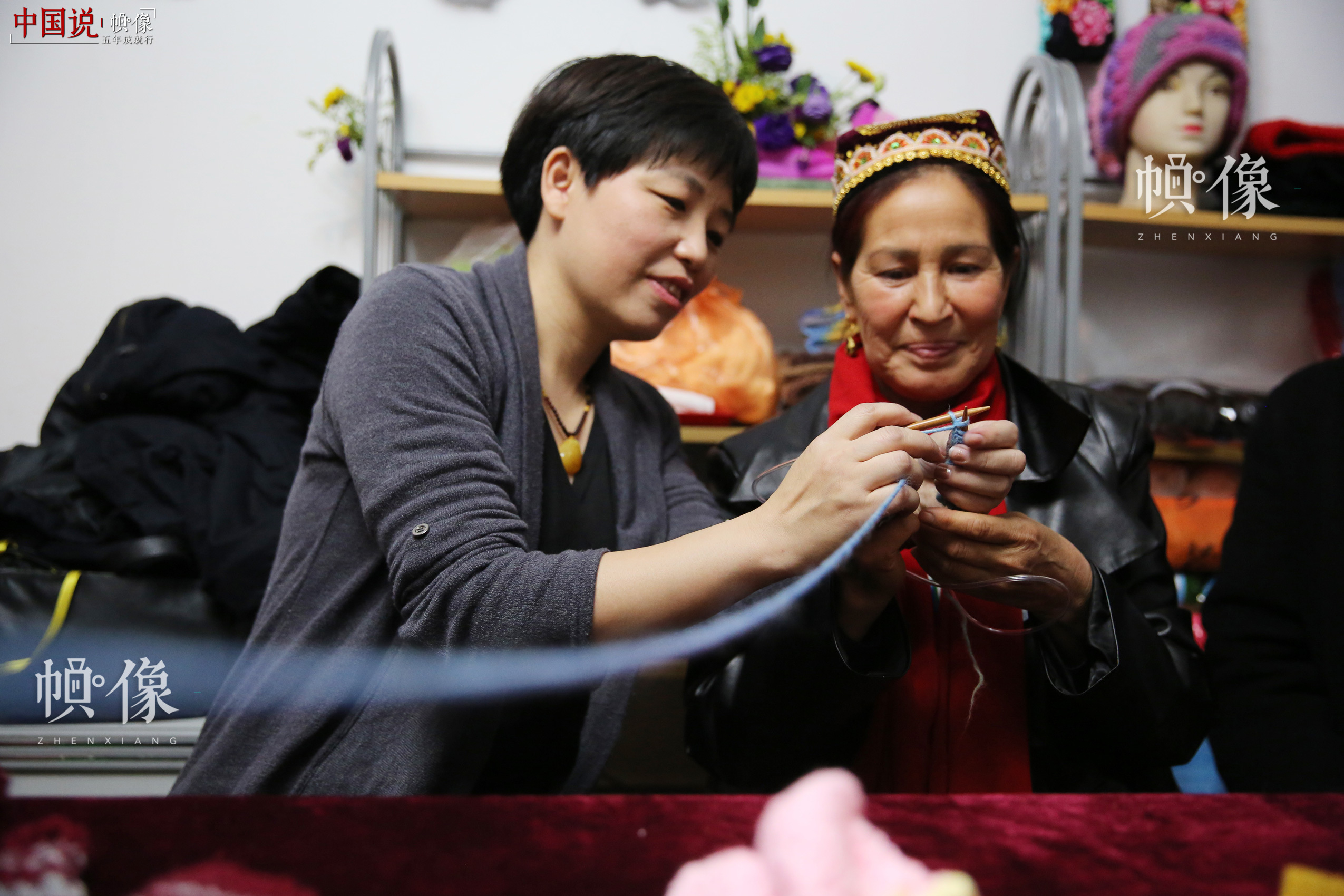 内地家庭与新疆家庭共织爱心毛衣。中国儿童少年基金会供图。