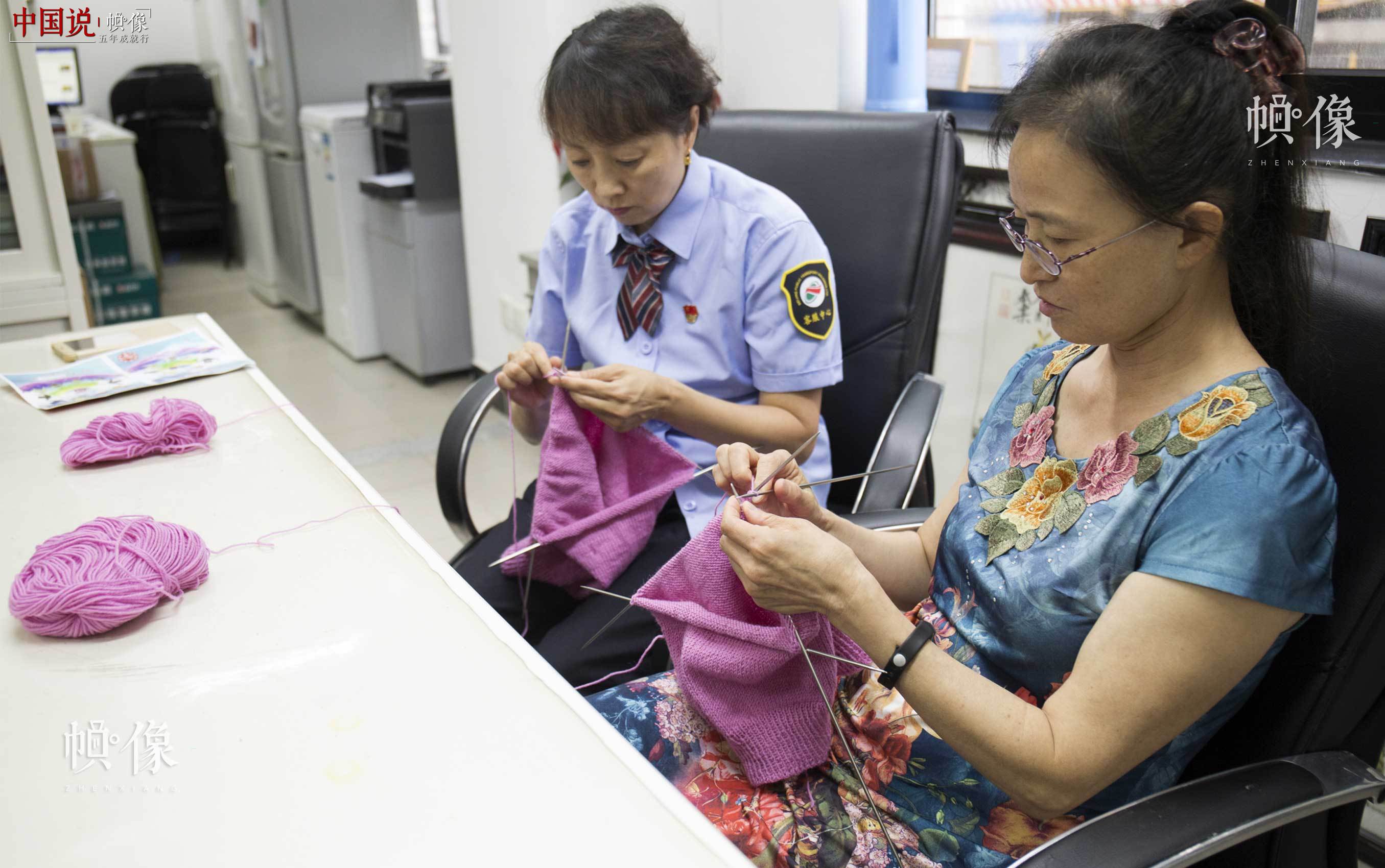 2017年7月18日，北京公交集团客户服务中心的爱心妈妈们在空闲的时候织毛衣。中国网实习记者 李欣颖 摄