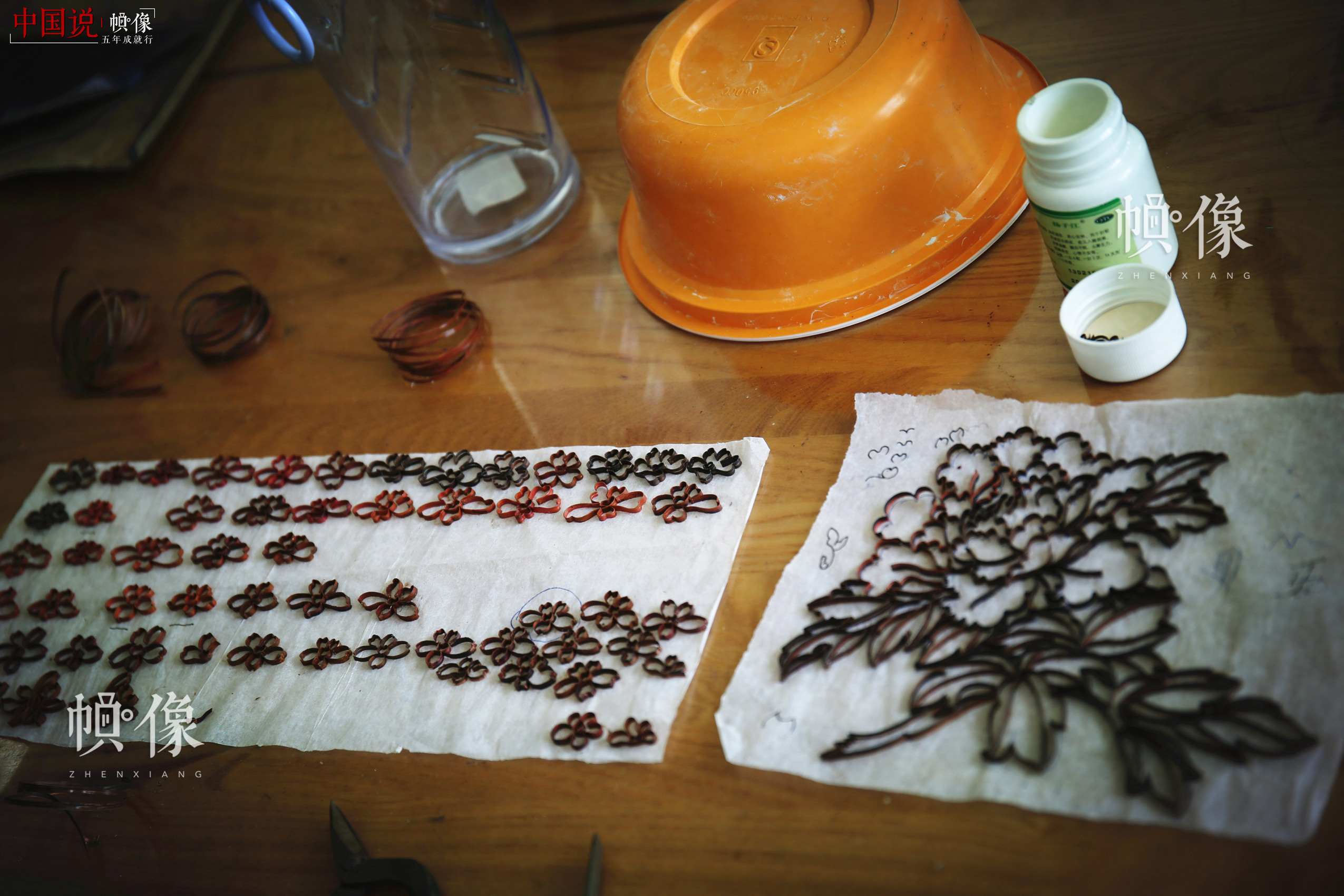 图为景泰蓝掐丝工序制作完成的铜丝。中国网记者 赵超 摄