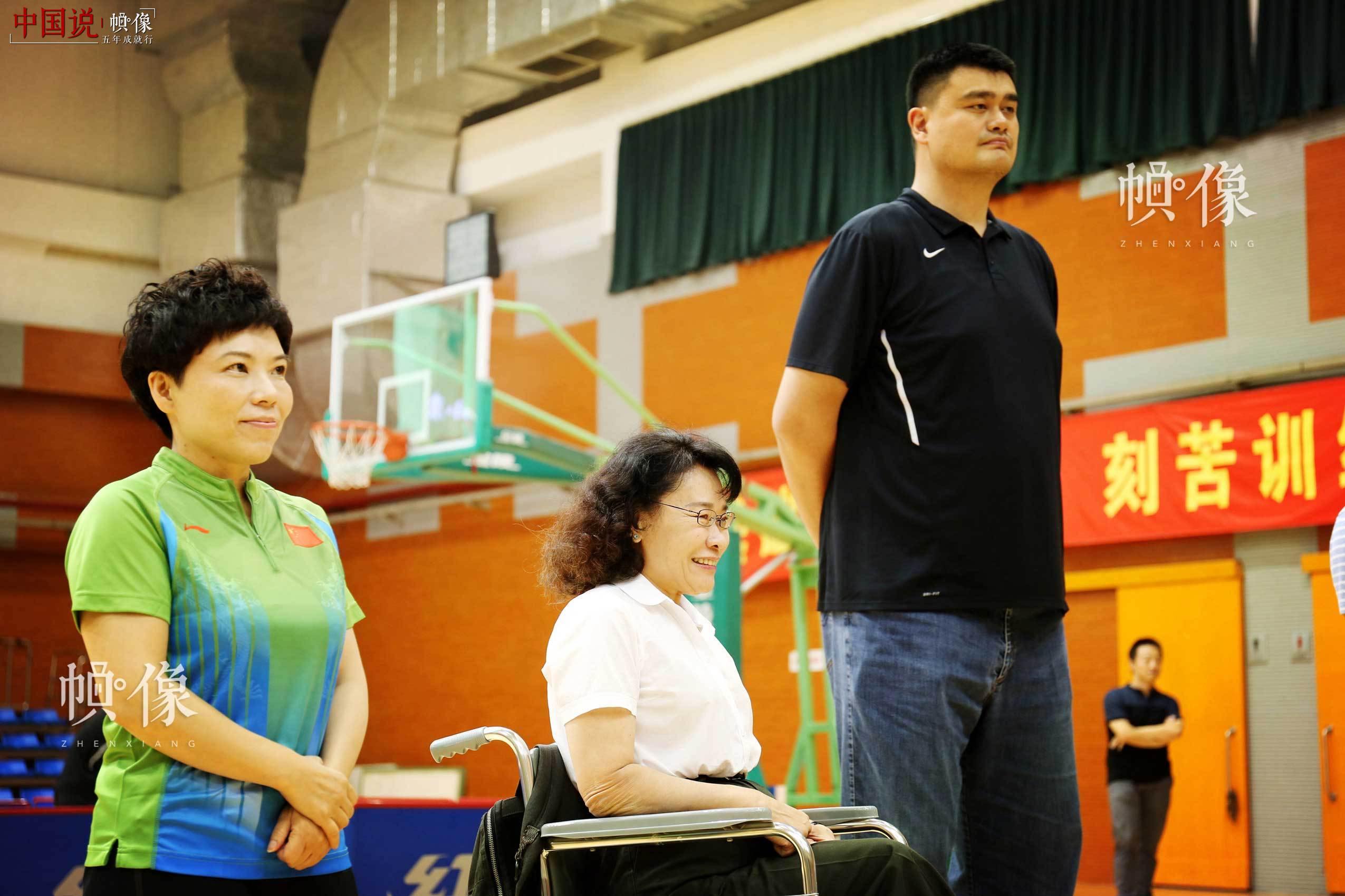 2017年8月10日，第七届残疾人健身周推广日活动在京举行。图为中国残联主席、中国残奥会主席张海迪（左二）、中国篮球协会主席姚明（右一）、邓亚萍（左一）出席活动。中国网记者 王梦泽 摄