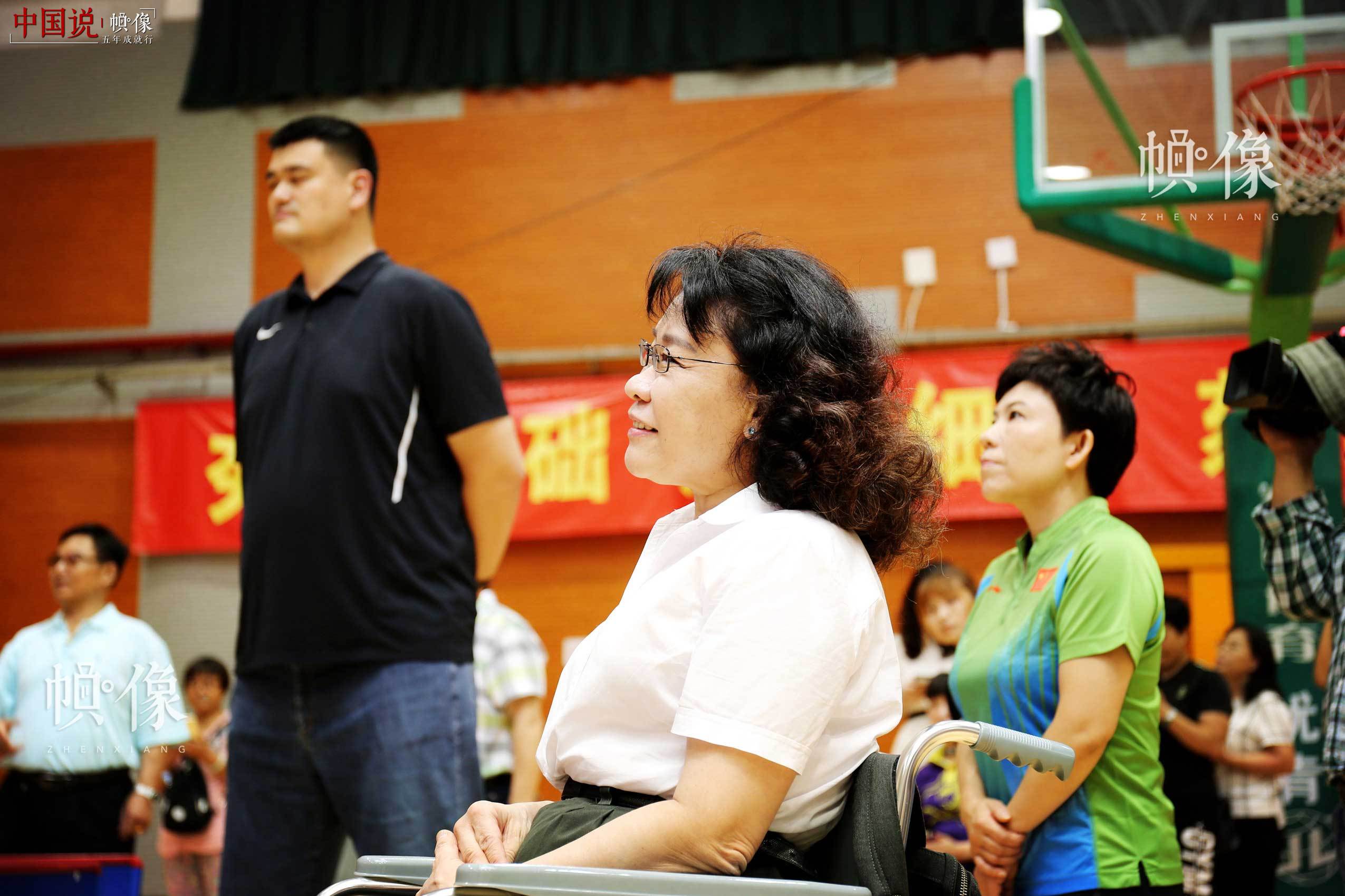 2017年8月10日，第七届残疾人健身周推广日活动在京举行。图为中国残联主席、中国残奥会主席张海迪（左二）、中国篮球协会主席姚明（左一）、邓亚萍（右一）出席活动。中国网记者 王梦泽 摄