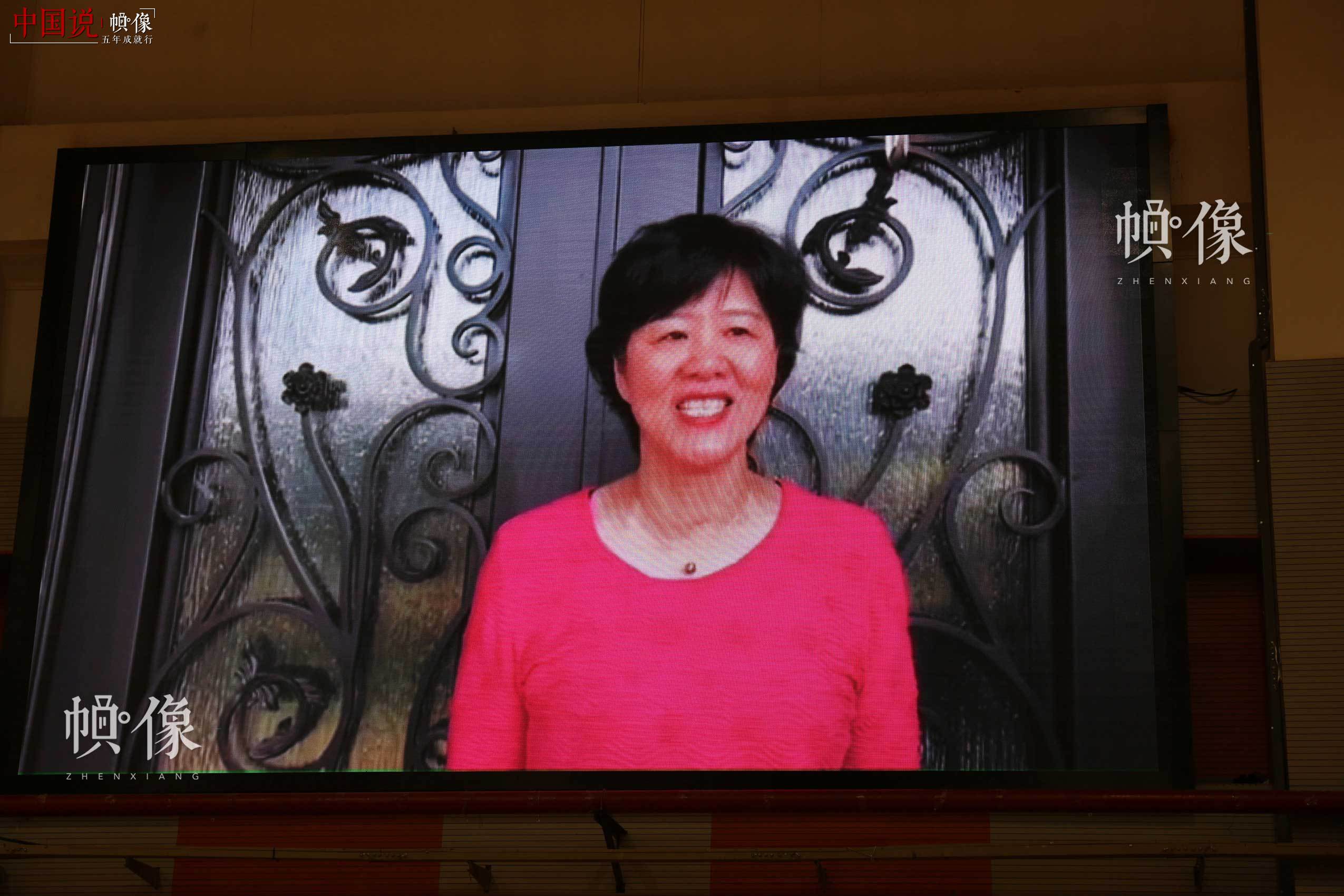 2017年8月10日，第七届残疾人健身周推广日活动在京举行，中国女排主教练郎平从美国发来VCR视频。中国网记者 王梦泽 摄