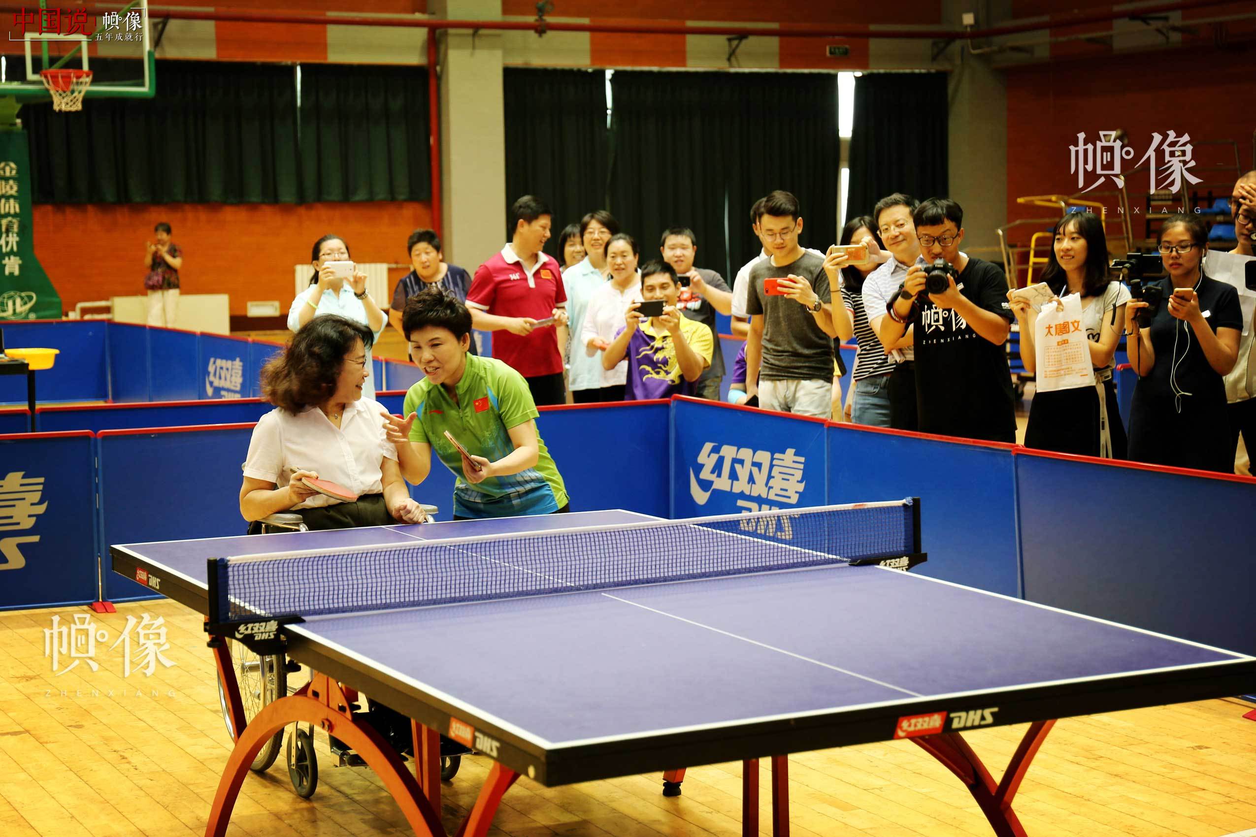 2017年8月10日，第七届残疾人健身周推广日活动在京举行。图为张海迪主席和邓亚萍打乒乓球互动。中国网记者 王梦泽 摄