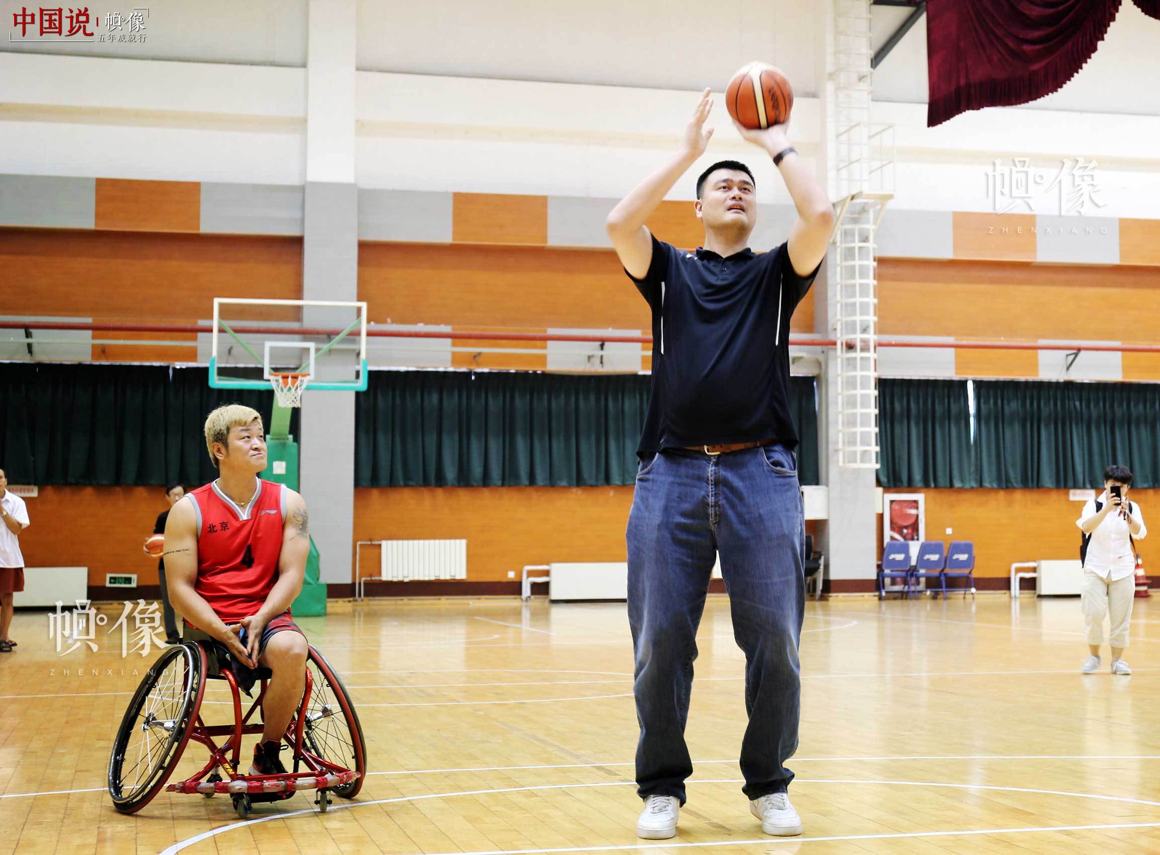 2017年8月10日，第七届残疾人健身周推广日活动在京举行。图为姚明和轮篮运动员进行定点投篮比赛互动。中国网记者 王梦泽 摄
