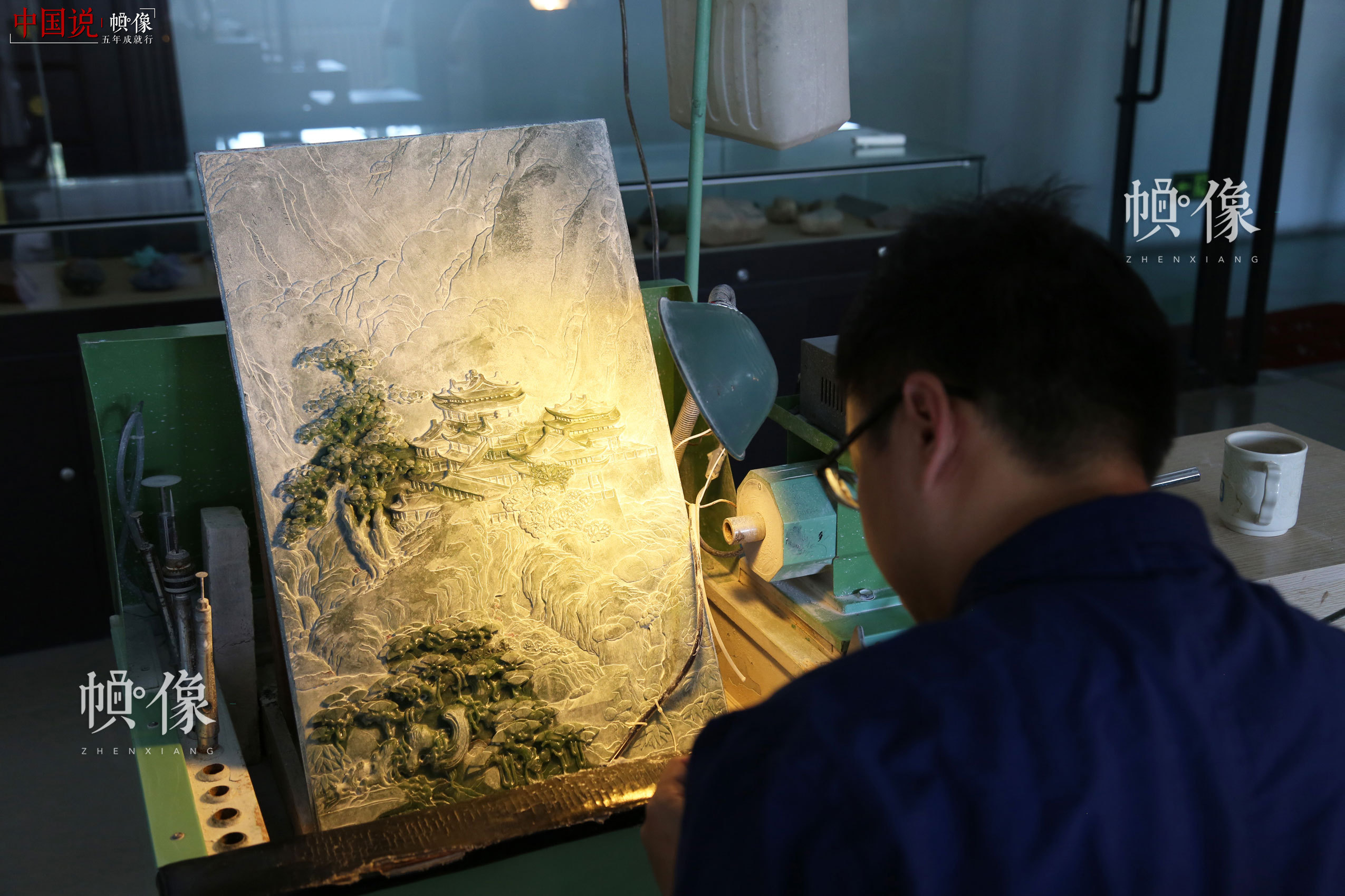 2017年9月5日，北京工美聚艺文化创意园区，玉雕工作者在雕刻玉画。中国网记者 赵超 摄