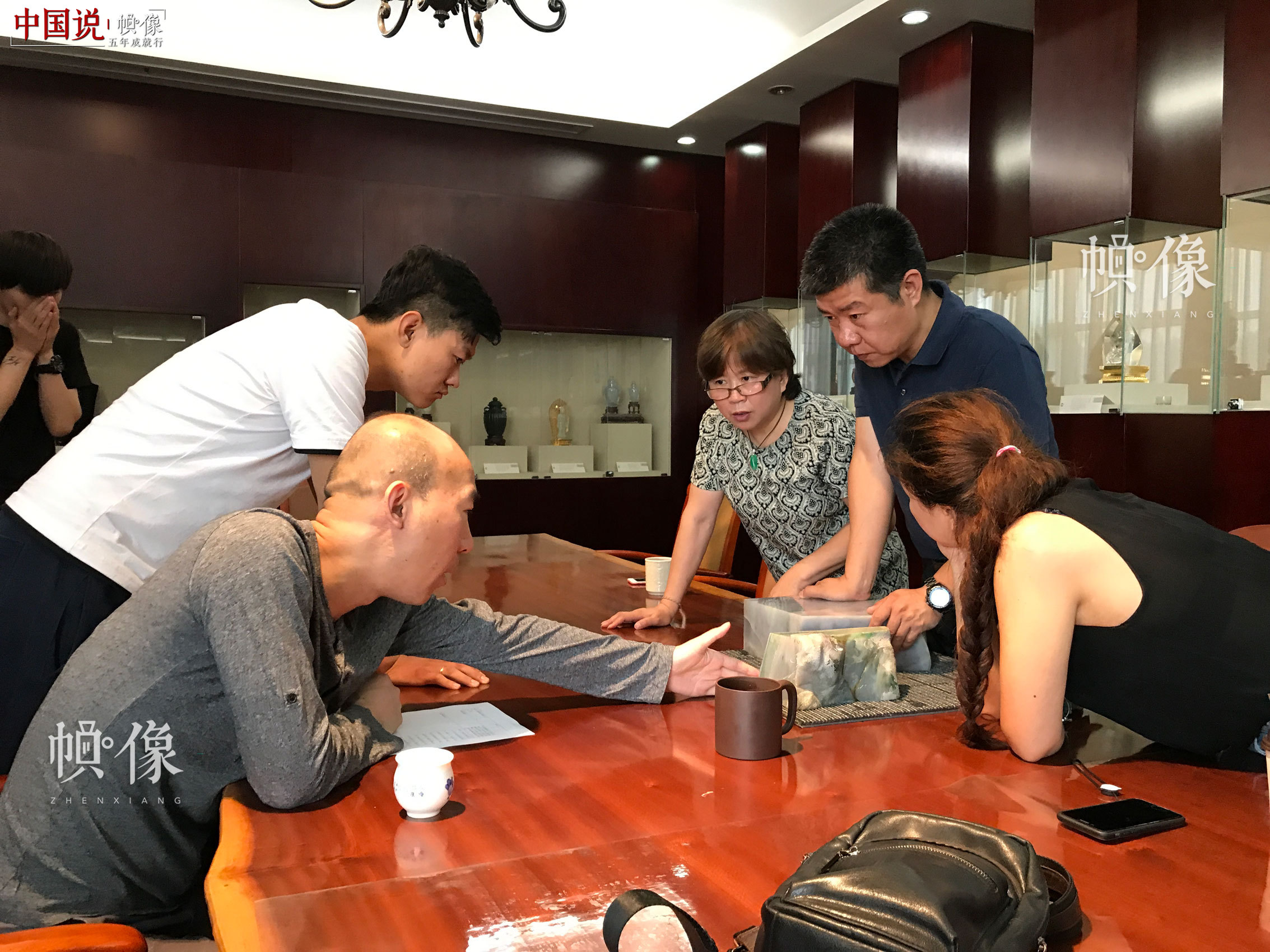 中国玉雕大师张铁成和团队成员就玉器雕刻进行讨论。张铁成大师团队供图