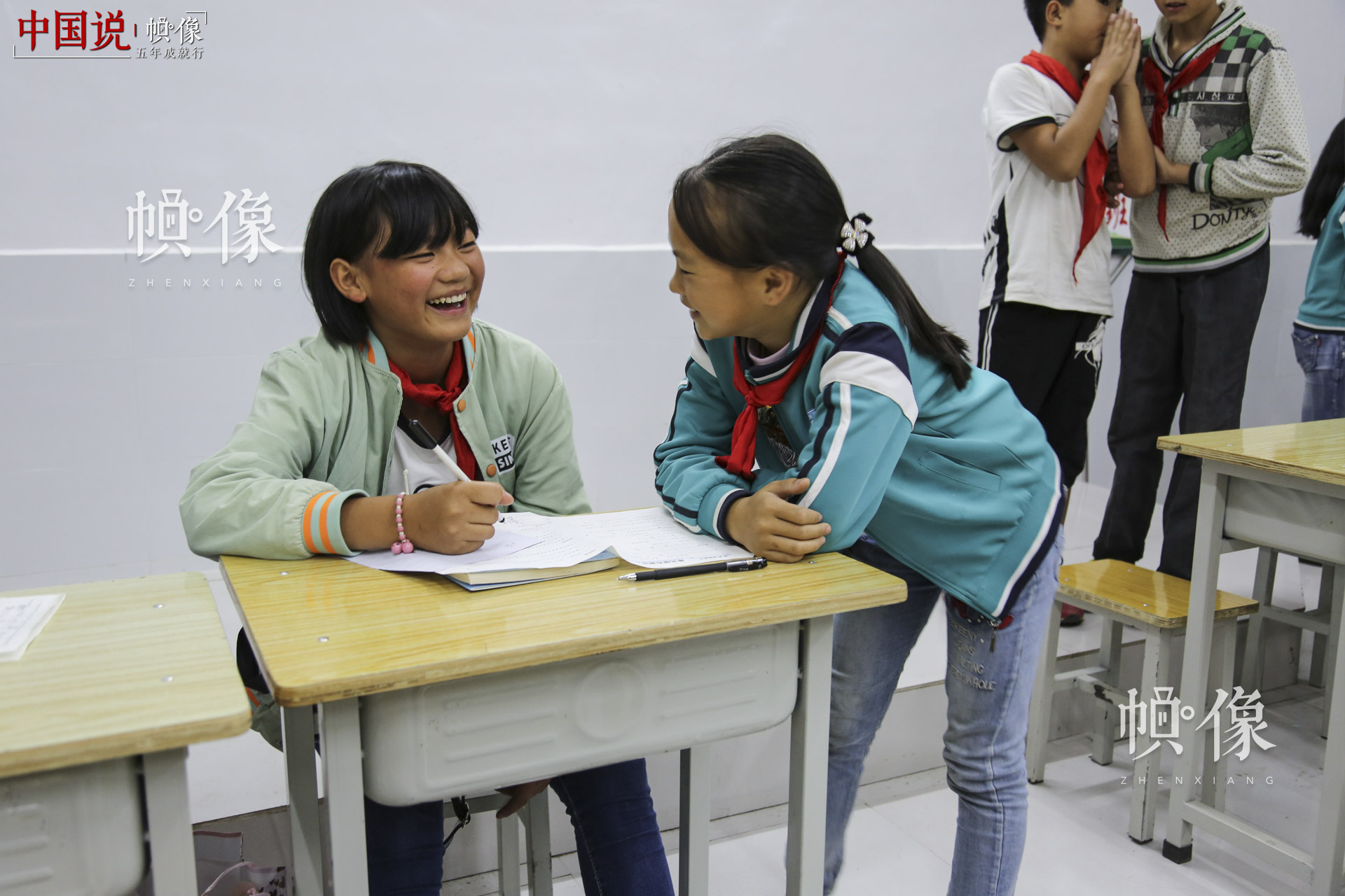 12岁的肖欢欢（左）是家里的小女儿，她19岁的姐姐在江西一所大学读大二。为了供肖欢欢的姐姐上大学，肖阳品去福建做搬运工。“他已经有两年没有回家了，我一般一两年才可以见他一次。”肖欢欢说。中国网记者 黄富友 摄