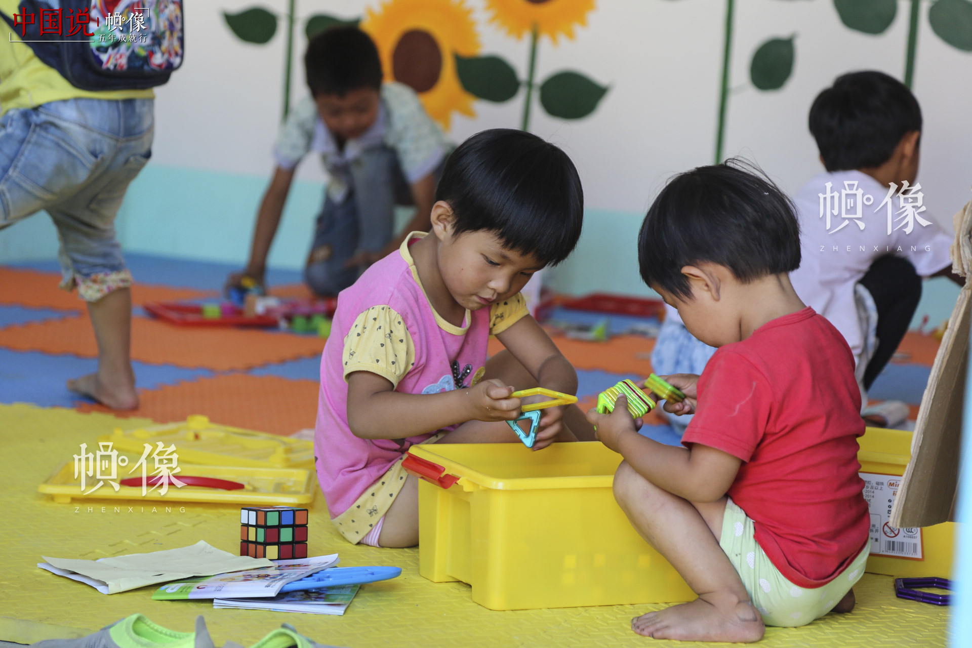 “儿童快乐家园”是全国妇联、中国儿童少年基金会于2014年面向留守儿童集中的村镇社区推出的公益项目。目前，项目通过筹集社会爱心资金和中央专项彩票公益金支持，已在全国30个省（区、市）和新疆生产建设兵团捐建了874个“儿童快乐家园”，惠及40余万儿童。中国网记者 黄富友 摄