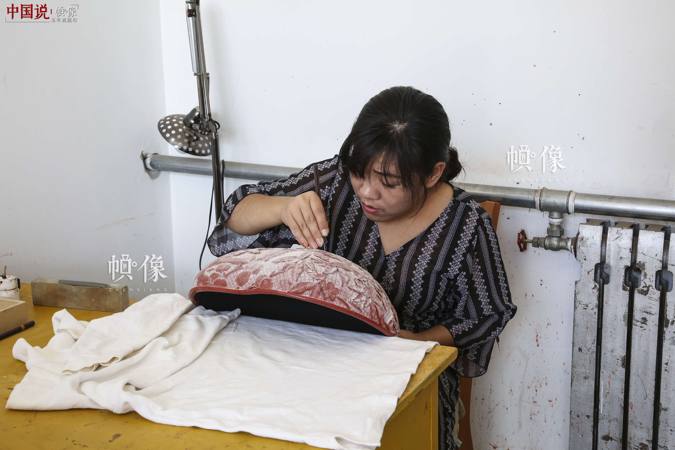 2017年9月20日，“明古斋”雕漆工厂车间，雕漆工作者用木胎制作雕漆。中国网记者 黄富友 摄 