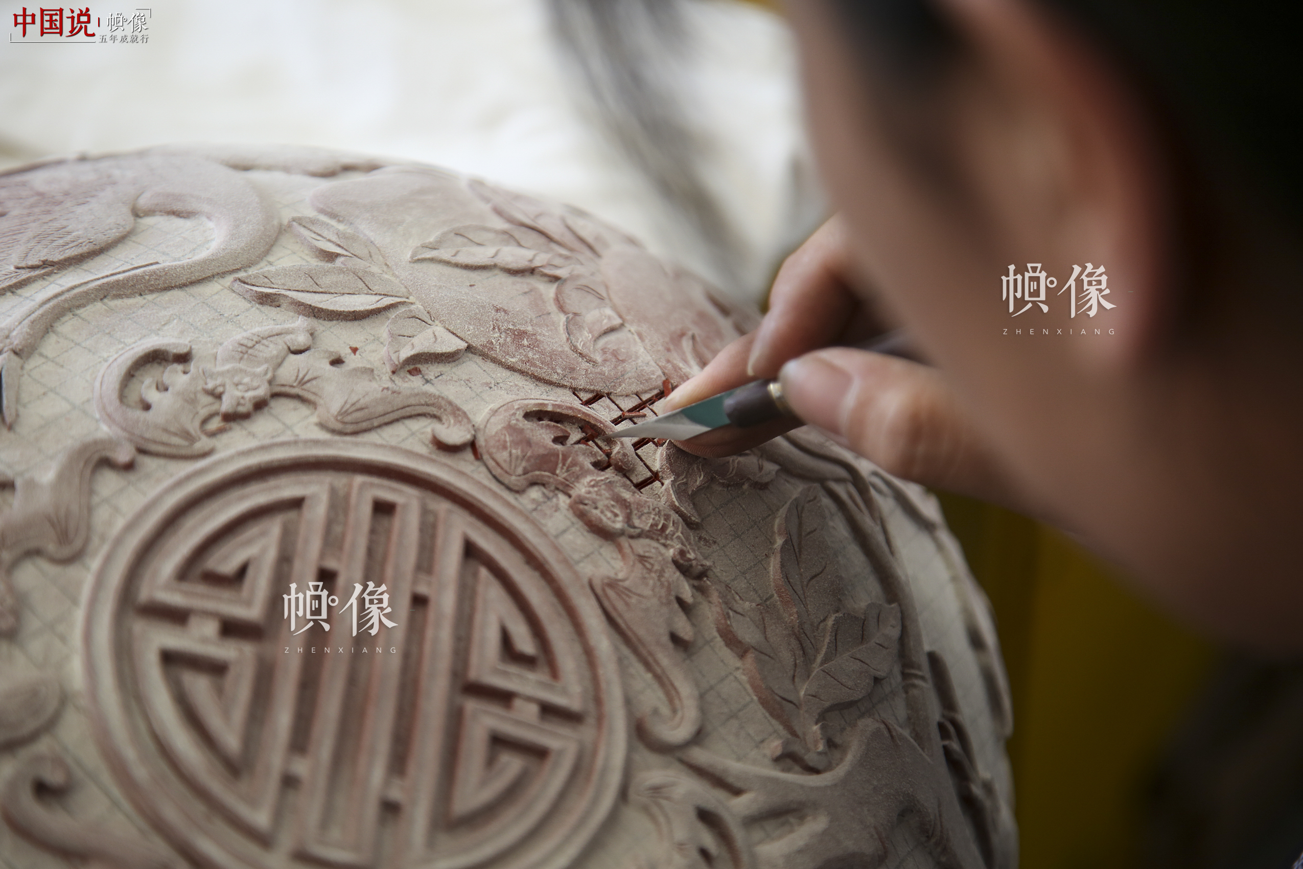 2017年9月20日，“明古斋”雕漆工厂车间，雕漆工作者用工具根据前期画好的图案将废料去掉。中国网记者 黄富友 摄 
