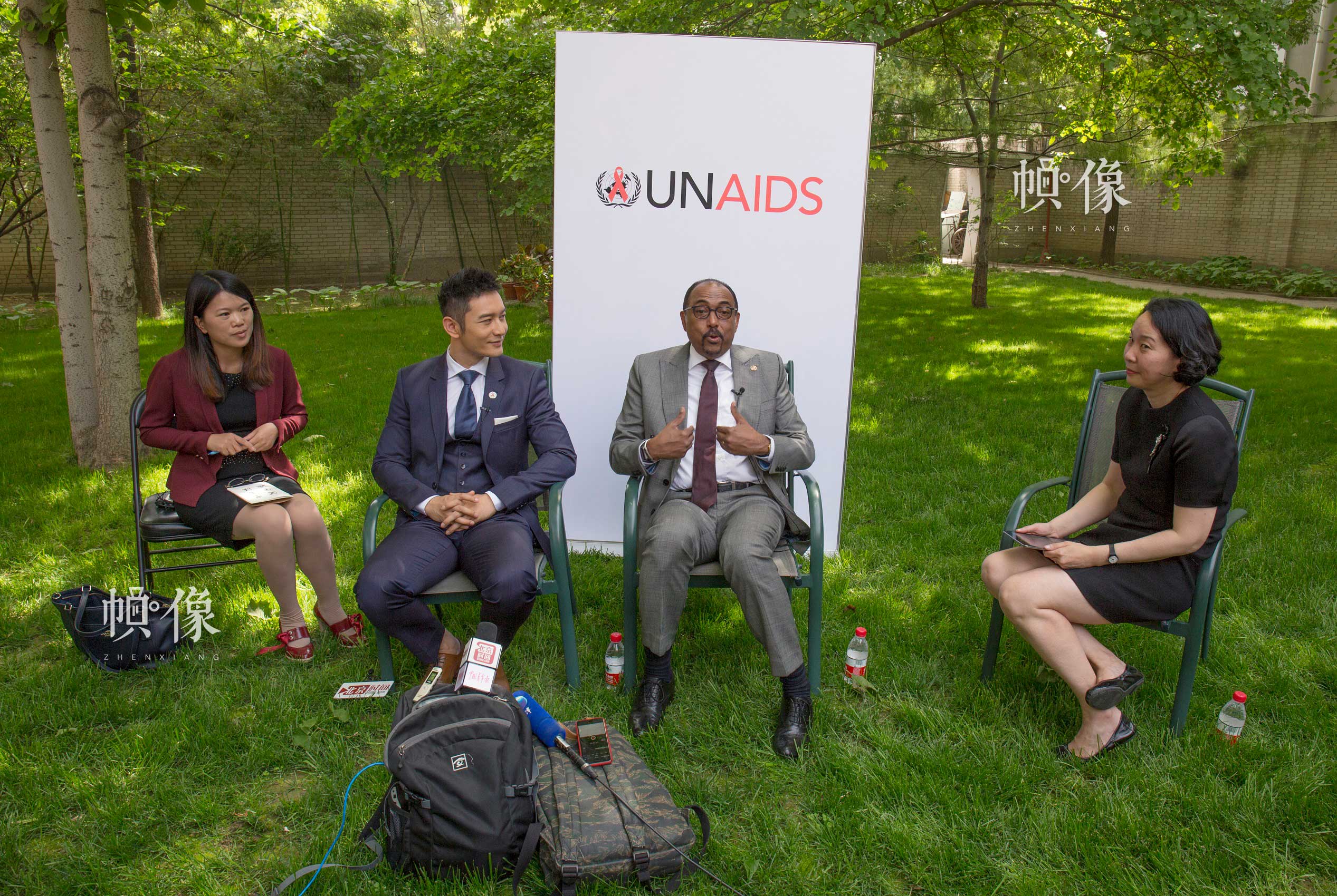 2017年5月12日，联合国艾滋病规划署执行主任米歇尔·西迪贝与联合国艾滋病规划署亲善大使黄晓明在北京联合国大院举行媒体见面会。中国网记者 高南 摄