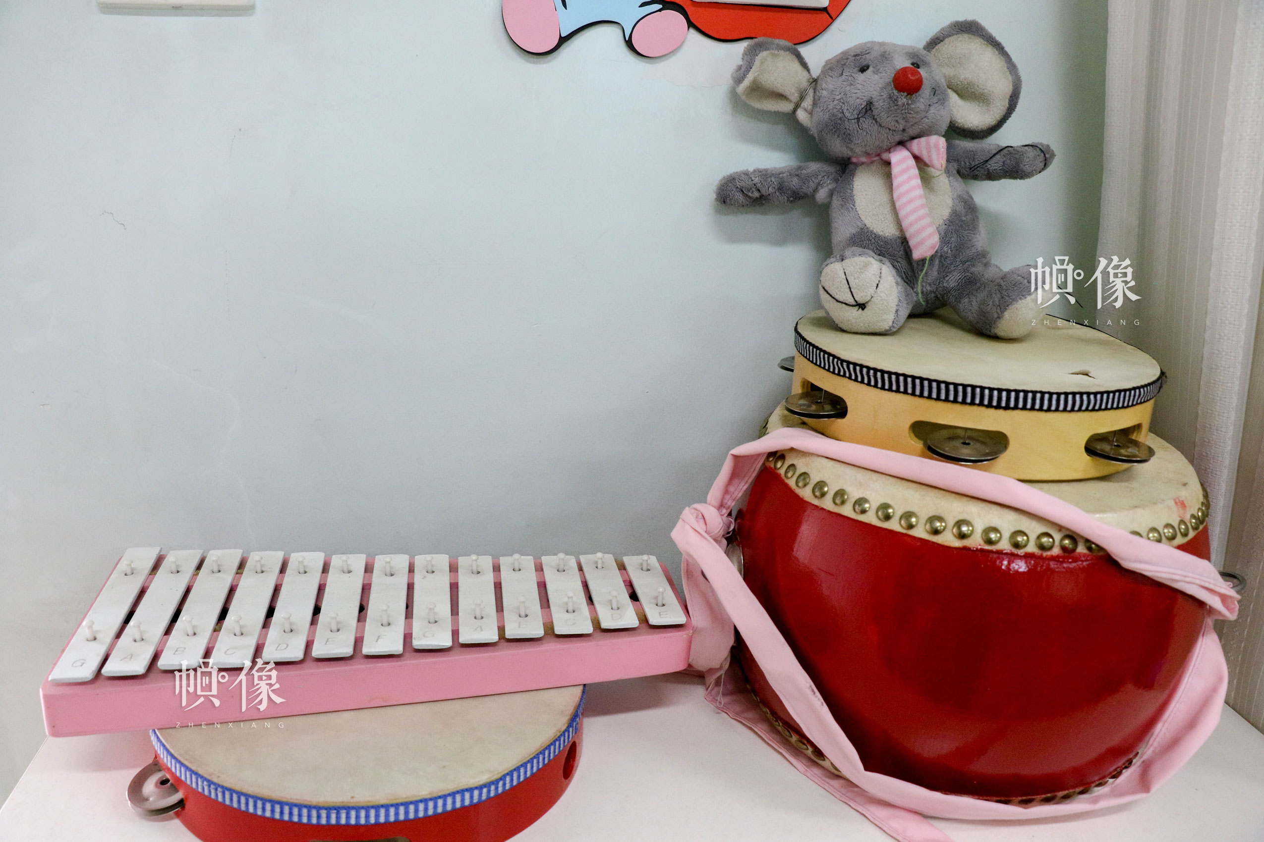 北京市天堂河女子教育矫治所团体活动室所摆放的乐器。中国网记者 赵超 摄