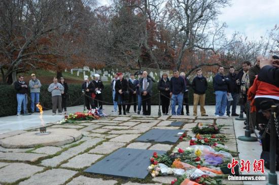 资料图：2013年11月22日是美国前总统约翰·肯尼迪遇刺50周年纪念日，美国民众来到位于弗吉尼亚州阿灵顿国家公墓的肯尼迪墓前悼念这位总统。肯尼迪墓前摆满了鲜花、书籍、诗歌、军帽等纪念品。肯尼迪是美国历史上第35任总统，也是美国历史上最年轻的当选总统，于1963年11月22日在德克萨斯州达拉斯市遇刺身亡，他一直被美国人视为美国历史上最伟大的总统之一。<a target=&apos;_blank&apos; href=&apos;http://www.chinanews.com/&apos;><p align=