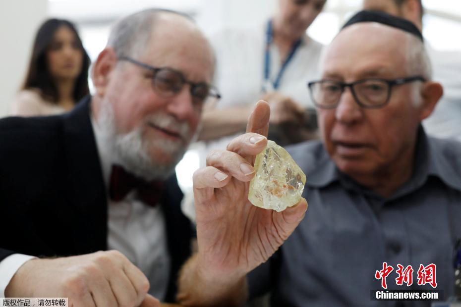 一颗名为“和平钻石”的709克拉的钻石在以色列的钻石拍卖会上展出。