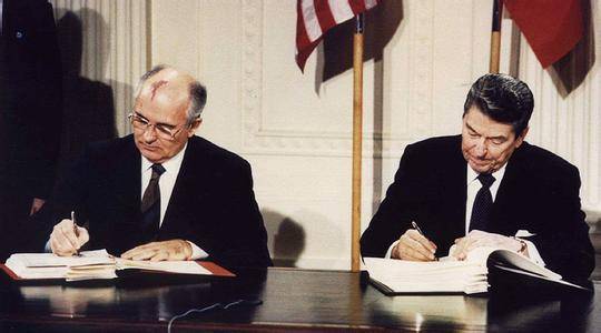 1987年，里根和戈尔巴乔夫在白宫东厅签署《中程导弹条约》。