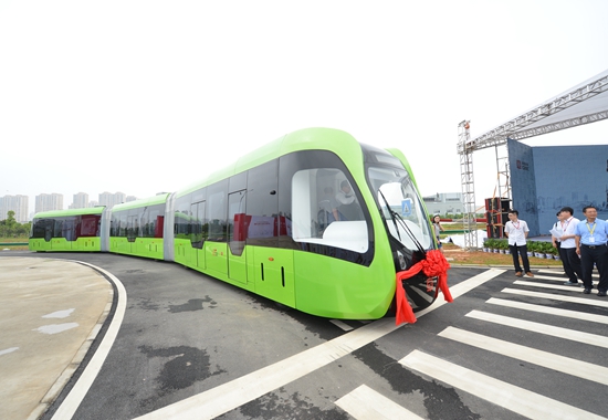 湖南：全球首列智轨列车实现上路运行