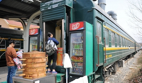 “赶火车”去吃饭 山东一高校火车餐厅走红网络