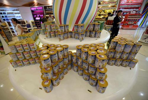 资料图片：2015年3月20日，顾客在海南三亚海棠湾免税购物中心选购奶粉。新华社记者 郭程 摄