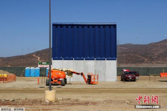 资料图:当地时间2017年10月12日,墨西哥提华纳,从美墨边境墨西哥一侧拍摄到的边境墙样品。