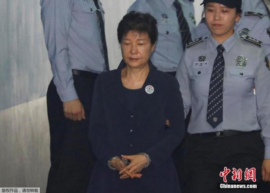 韩国首尔中央地方法院将于上午10点(北京时间上午9点)对前总统朴槿惠受贿案进行首场公审。图为朴槿惠被押送至法院。