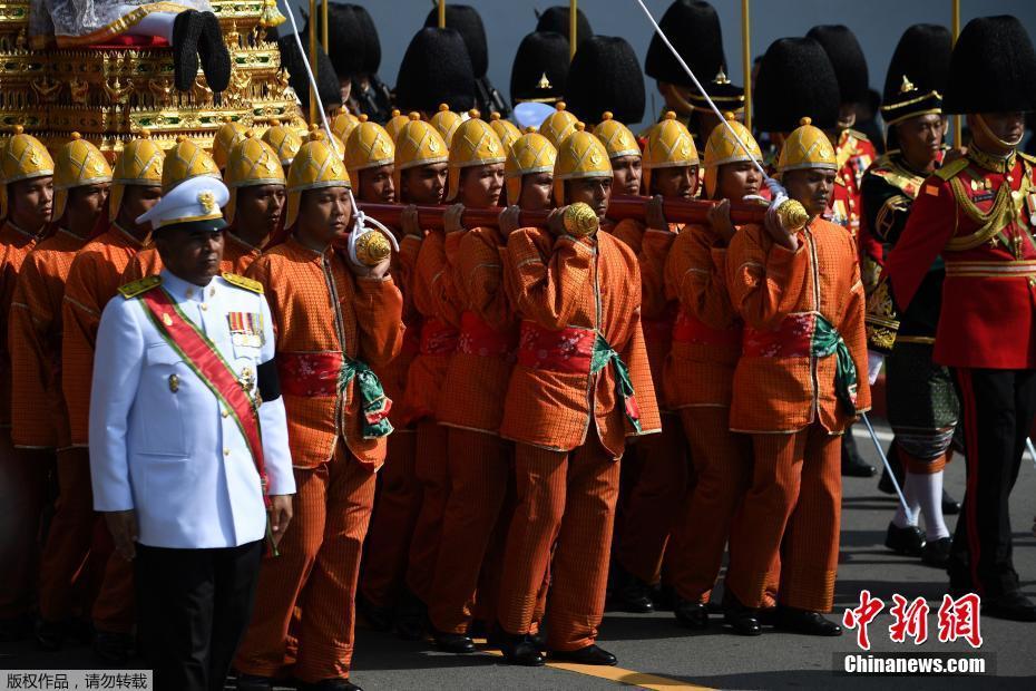 当地时间2017年10月26日,泰国曼谷,民众排队参加泰国先王普密蓬皇家火葬仪式,现场人山人海。 当地时间2017年10月26日,泰国曼谷,民众排队参加泰国先王普密蓬皇家火葬仪式,现场人山人海。