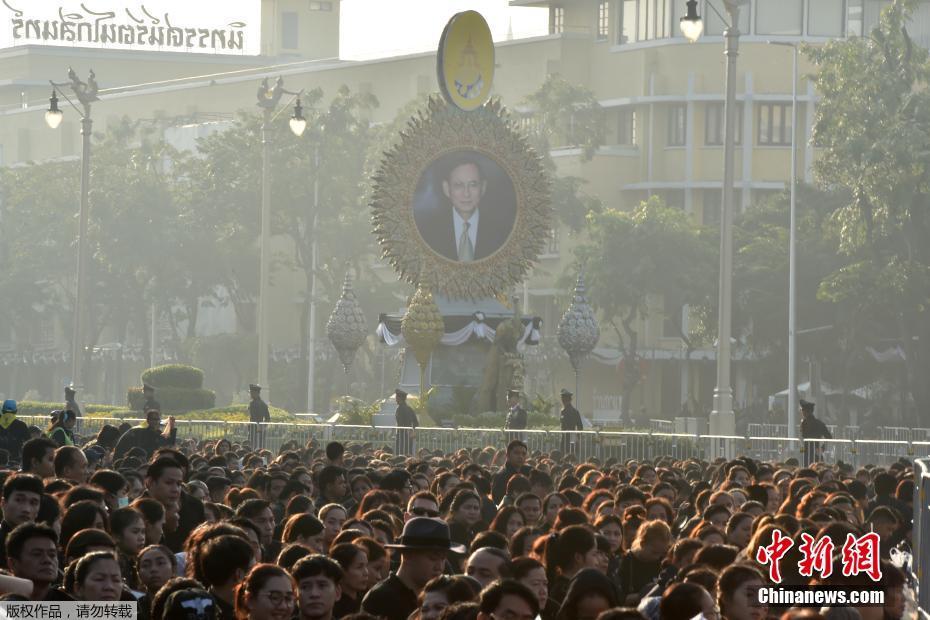 当地时间2017年10月26日,泰国曼谷,民众排队参加泰国先王普密蓬皇家火葬仪式,现场人山人海。 当地时间2017年10月26日,泰国曼谷,民众排队参加泰国先王普密蓬皇家火葬仪式,现场人山人海。