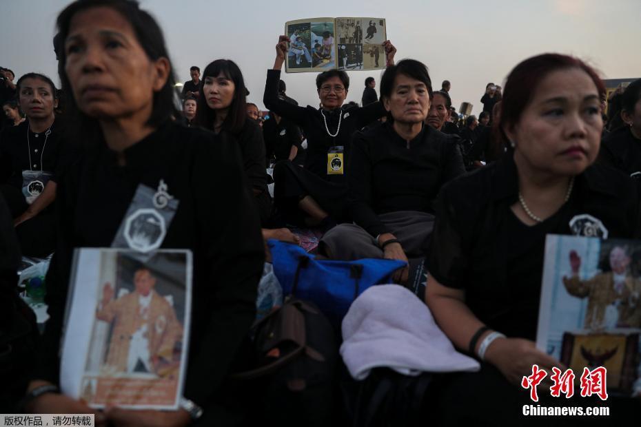 当地时间2017年10月26日,泰国曼谷,民众排队参加泰国先王普密蓬皇家火葬仪式,现场人山人海。 当地时间2017年10月26日,泰国曼谷,民众排队参加泰国先王普密蓬皇家火葬仪式,现场人山人海。