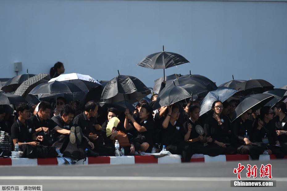 当地时间2017年10月26日,泰国曼谷,民众排队参加泰国先王普密蓬皇家火葬仪式,现场人山人海。 当地时间2017年10月26日,泰国曼谷,民众排队参加泰国先王普密蓬皇家火葬仪式,现场人山人海。