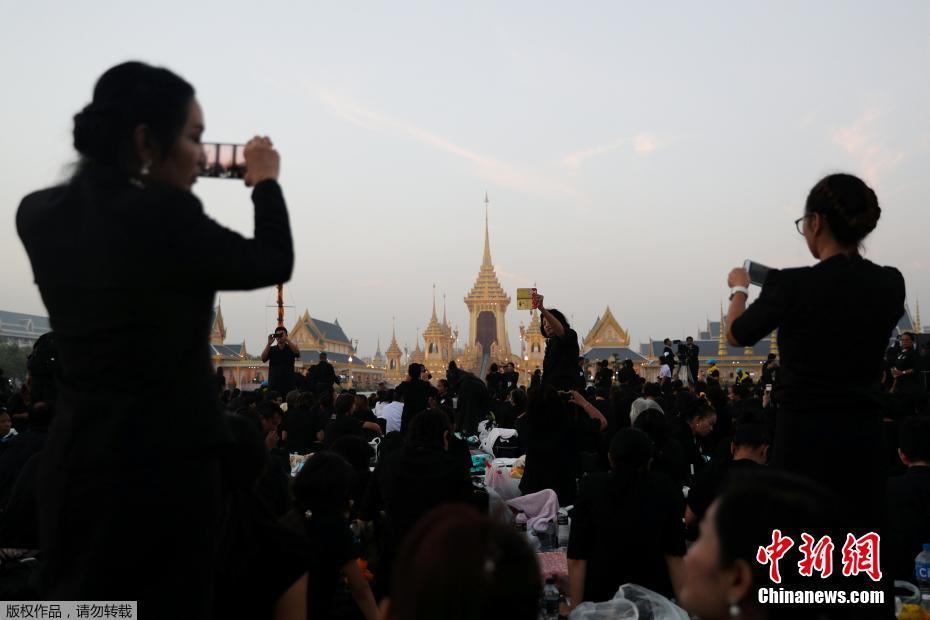当地时间2017年10月26日,泰国曼谷,民众排队参加泰国先王普密蓬皇家火葬仪式,现场人山人海。 当地时间2017年10月26日,泰国曼谷,民众排队参加泰国先王普密蓬皇家火葬仪式,现场人山人海。