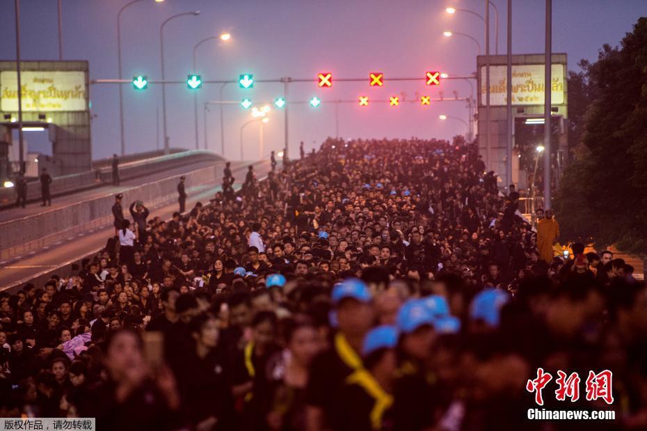 当地时间2017年10月26日,泰国曼谷,民众排队参加泰国先王普密蓬皇家火葬仪式,现场人山人海。 当地时间2017年10月26日,泰国曼谷,民众排队参加泰国先王普密蓬皇家火葬仪式,现场人山人海。