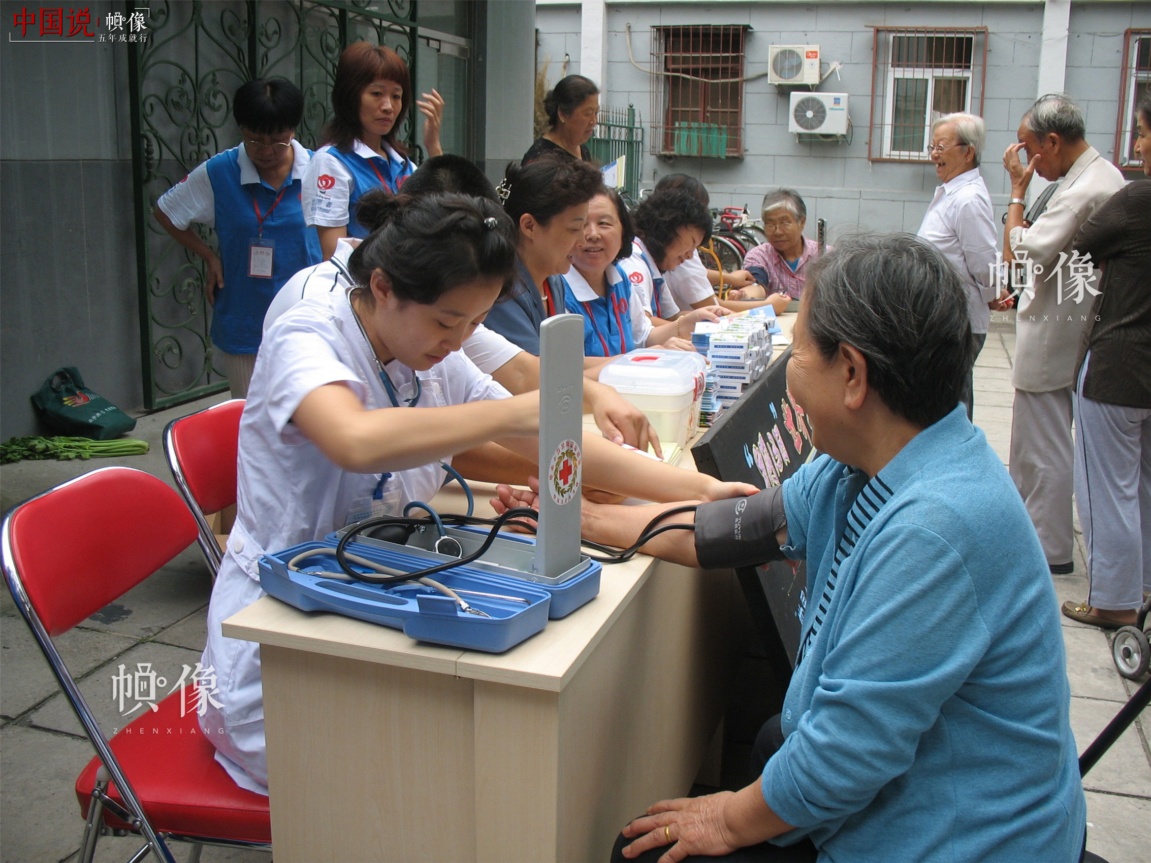  2008年9月13日，西城区红十字会志愿者为社区居民进行义诊。（西城区红十字会供图）