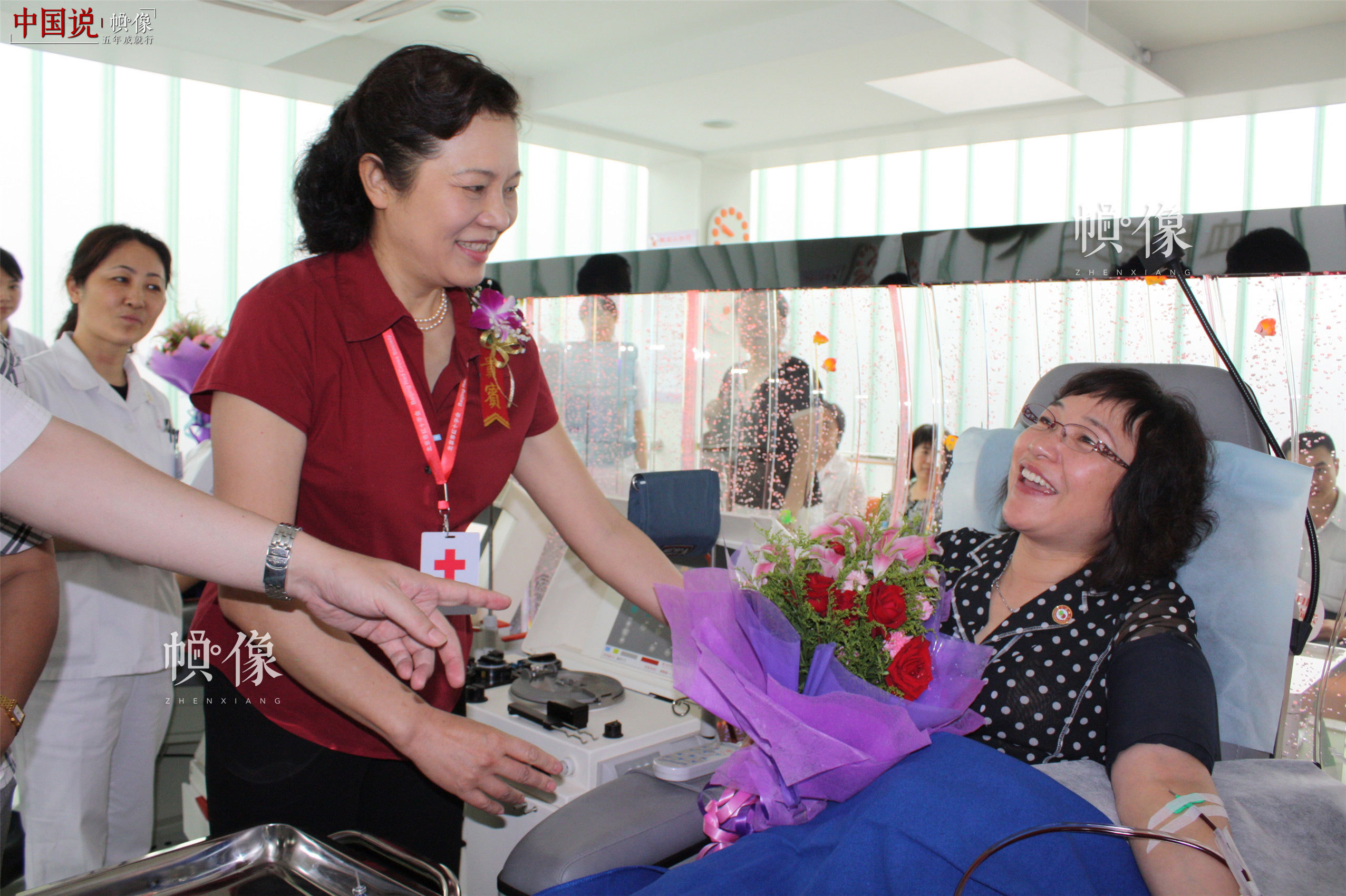2010月6月12日，全市唯一的固定献血屋——西单献血屋启用当日，时任北京市红十字会常务副会长韩陆慰问无偿献血者。（西城区红十字会供图） 