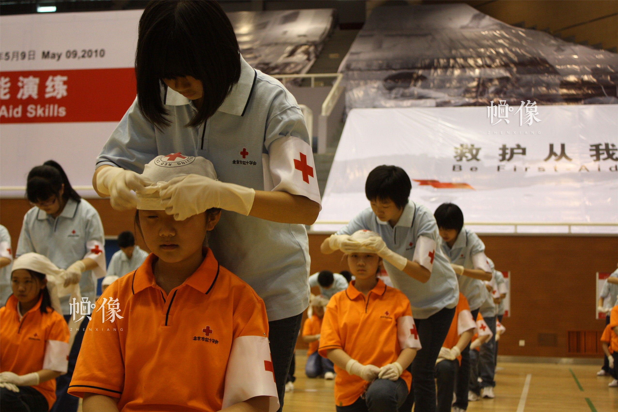 2010年5月9日，西城区中小学生参加全市红十字系统庆祝“五八”红十字日应急救护大演练活动。（西城区红十字会供图）  