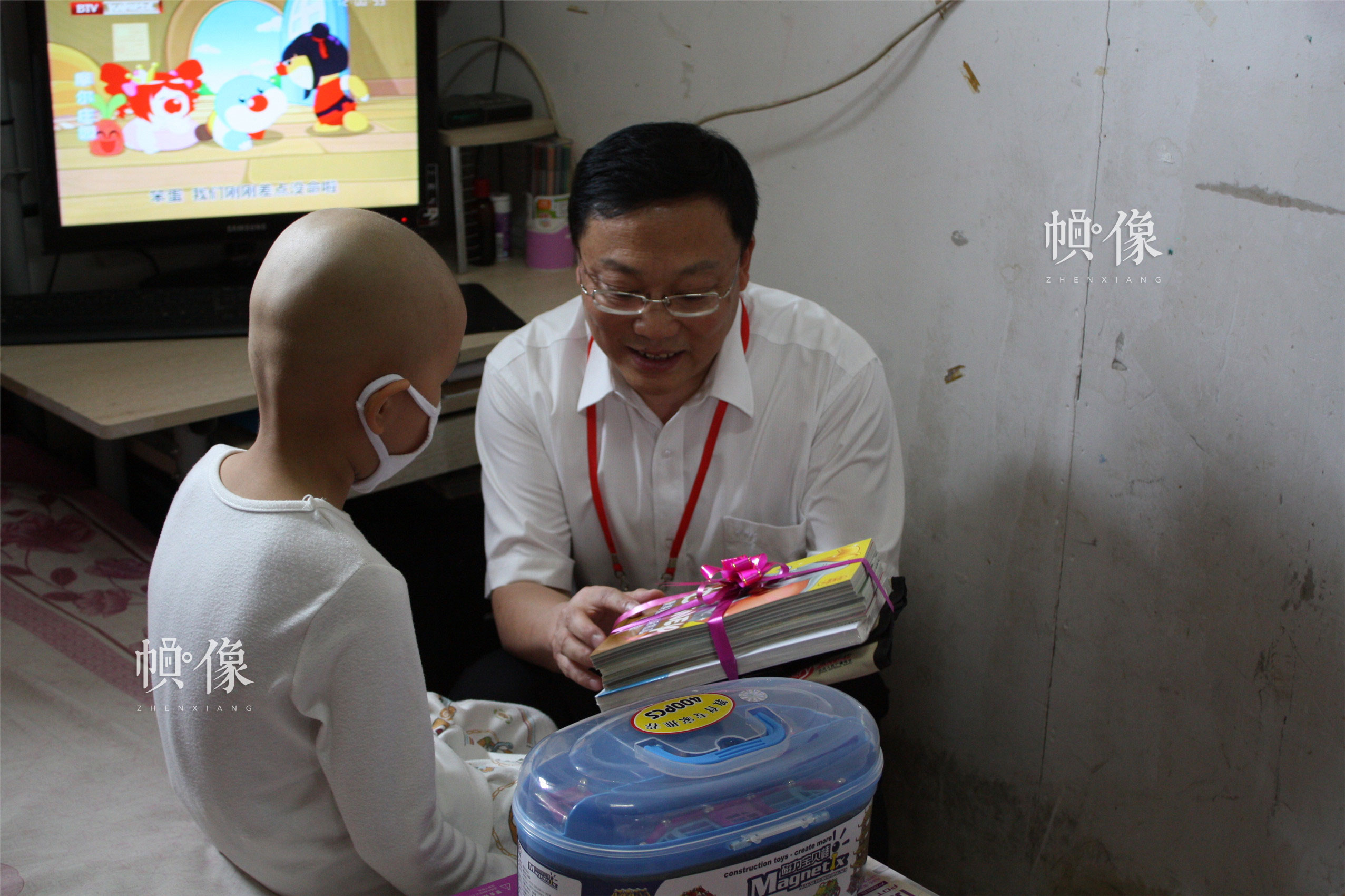 2012年“六·一”，西城區紅十字會常務副會長王志東慰問患“大病”兒童。（西城區紅十字會供圖）