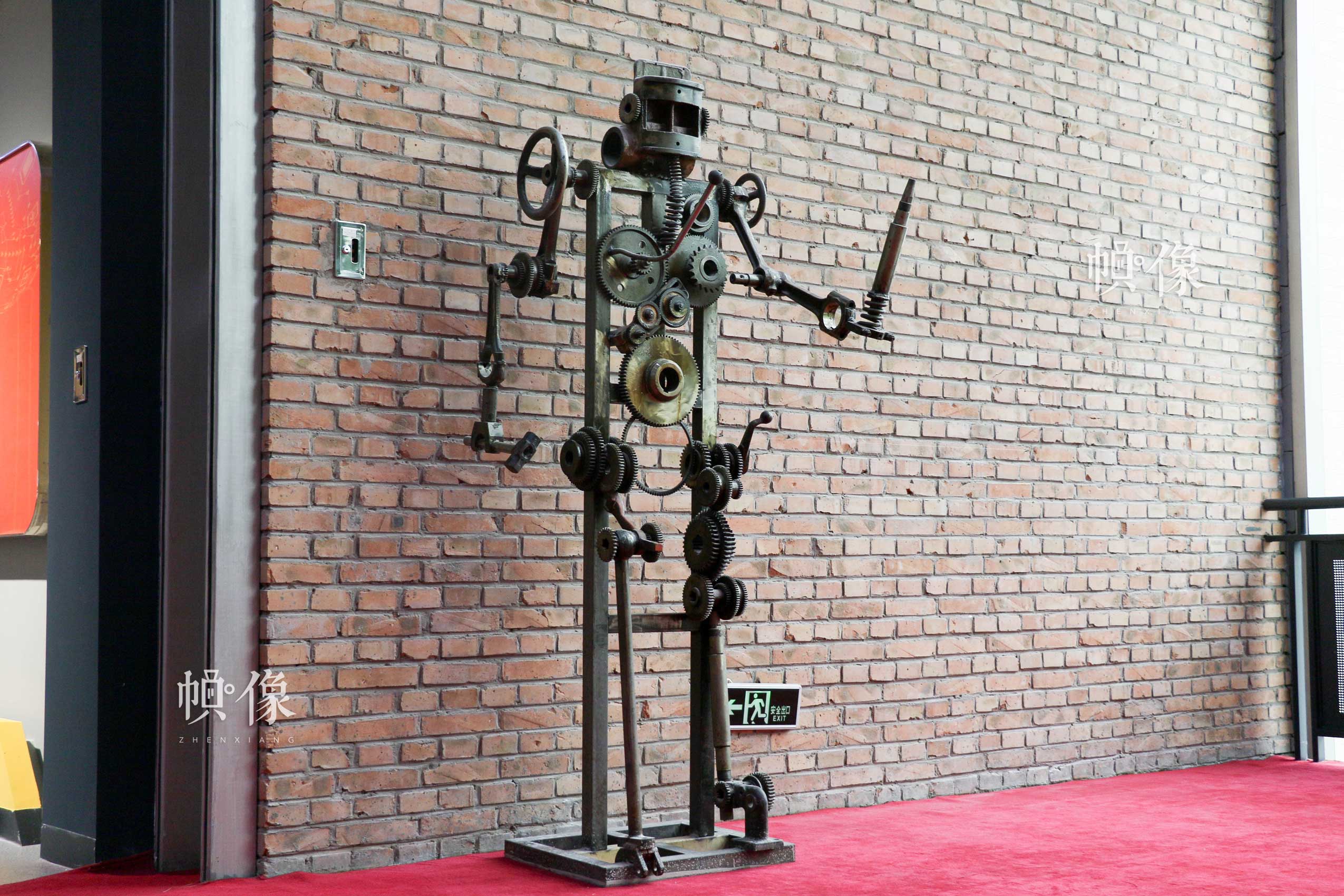 朝陽規劃藝術館主展區一角，由廠房遺留廢舊螺絲、齒輪等零部件組裝而成機器人模型。中國網記者 趙超 攝