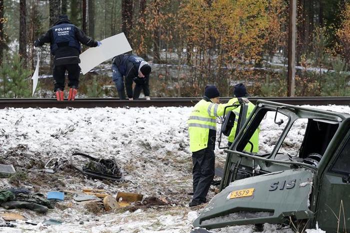 芬兰南部火车与军车相撞致4死多伤