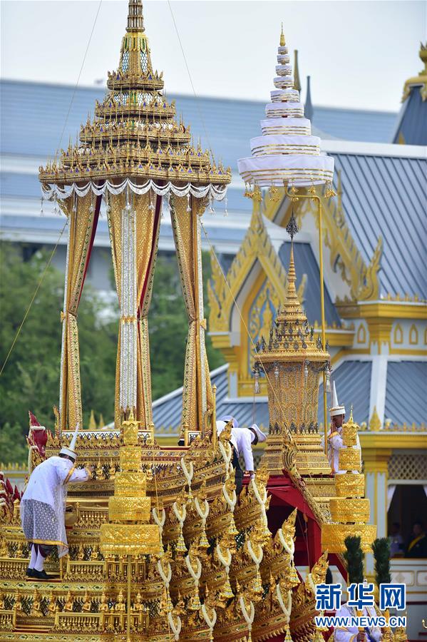 泰国先王普密蓬的遗体转移至火化台(组图)