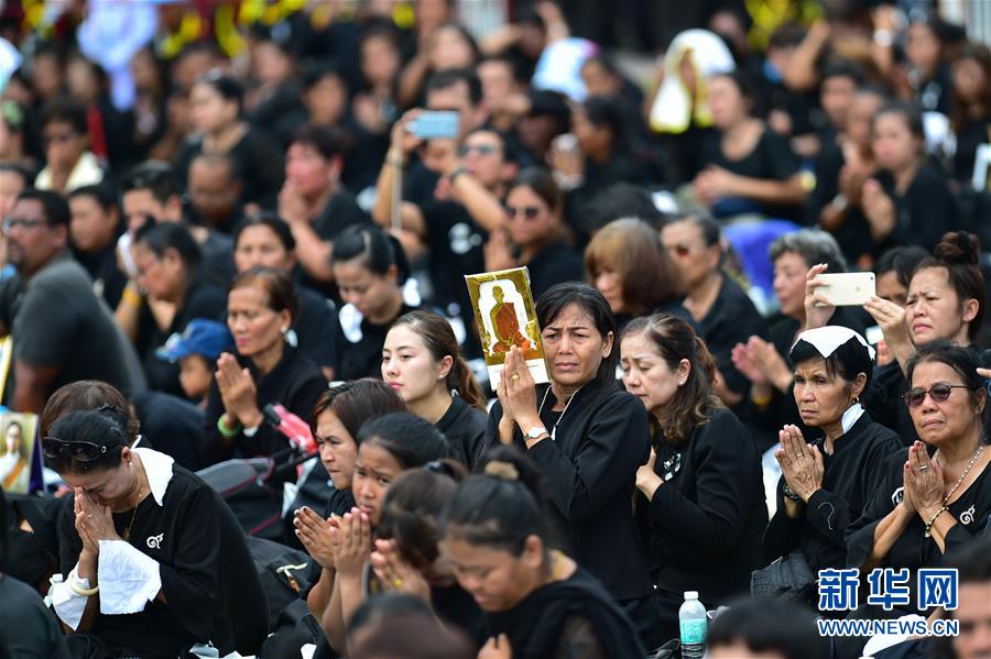 泰国先王普密蓬的遗体转移至火化台(组图)