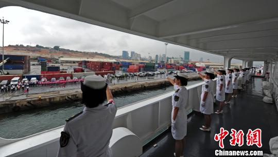 中国海军和平方舟医院船缓缓驶离安哥拉罗安达港时，医护人员与前来送行的人群挥手告别。　江山 摄