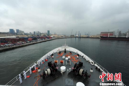 中国海军和平方舟医院船缓缓驶离安哥拉罗安达港。　江山 摄