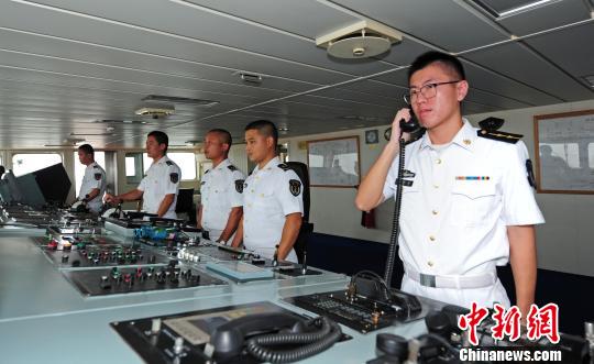 中国海军和平方舟医院船缓缓驶离安哥拉罗安达港时，海军官兵在驾驶室精心操作。　江山 摄