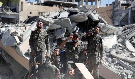 10月17日在叙利亚拉卡拍摄的“叙利亚民主军”士兵。