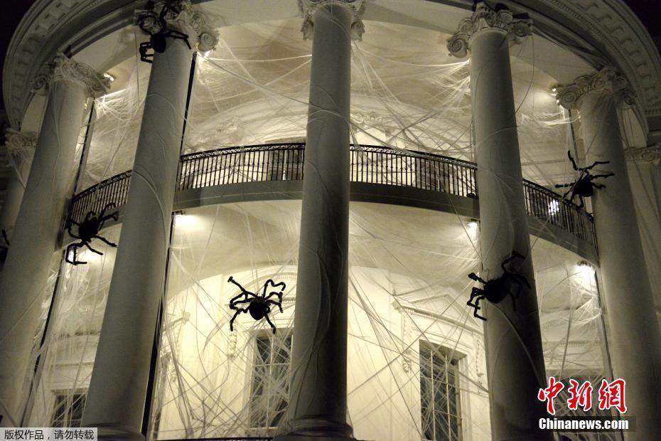 当地时间2017年10月28日，美国华盛顿，白宫南部门廊被巨大的蜘蛛和蛛网模型包围，这是白宫为了庆祝万圣节而准备的装扮。