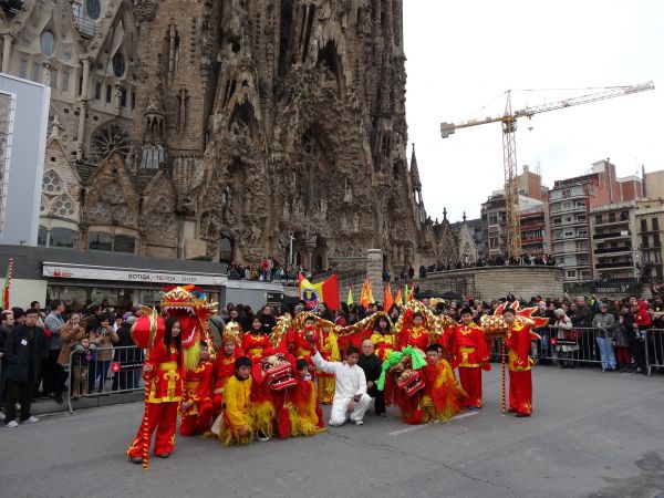 资料图：西班牙巴塞罗那当地华人进行舞狮表演，庆祝春节。新华社记者周喆摄